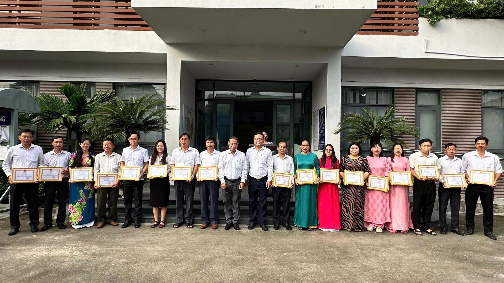 UBND XÃ BÀ ĐIỂM TỔ CHỨC LỄ CHÀO CỜ ĐẦU THÁNG VÀ KHEN THƯỞNG CÁC TẬP THỂ, CÁ NHÂN CÓ THÀNH TÍCH NỔI BẬT