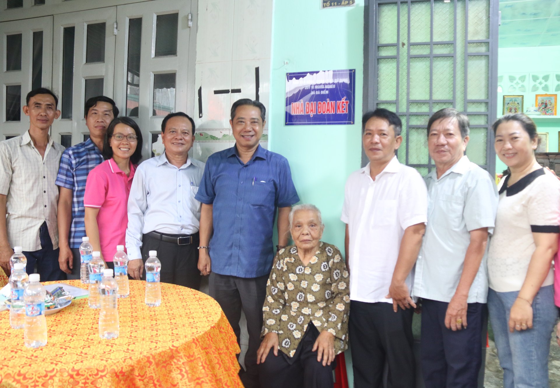 ẤM ÁP NGHĨA TÌNH BÀN GIAO CÔNG TRÌNH SỬA NHÀ “ĐẠI ĐOÀN KẾT” CHO HỘ KHÓ KHĂN TỪ NGUỒN QUỸ “VÌ NGƯỜI NGHÈO” XÃ BÀ ĐIỂM