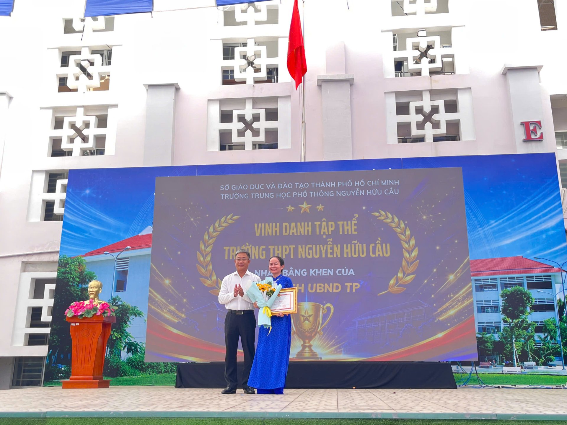 TRƯỜNG THPT NGUYỄN HỮU CẦU TỔ CHỨC LỄ KHAI GIẢNG NĂM HỌC 2026 - 2027