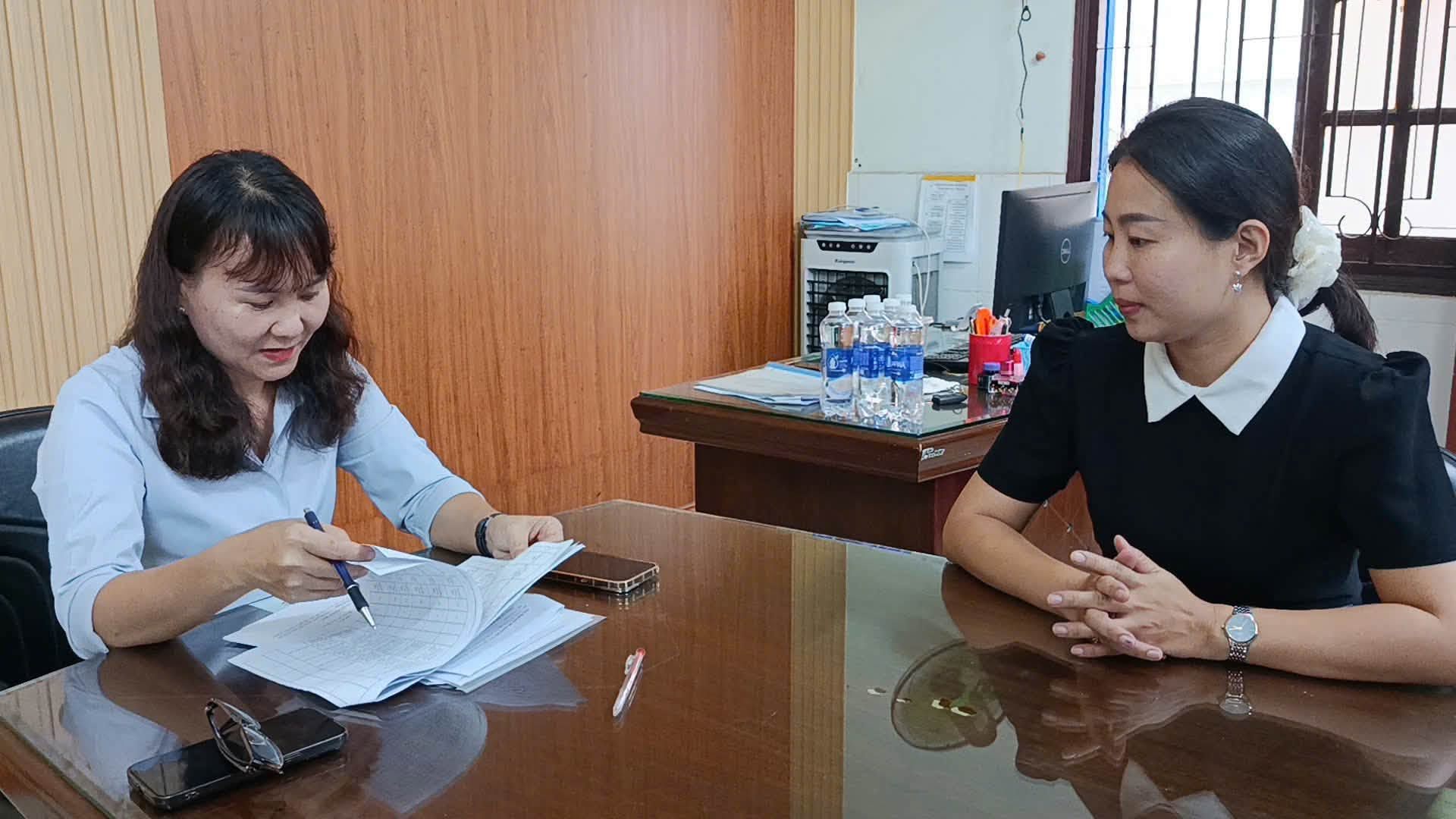 Có thể là hình ảnh về một hoặc nhiều người và mọi người đang học