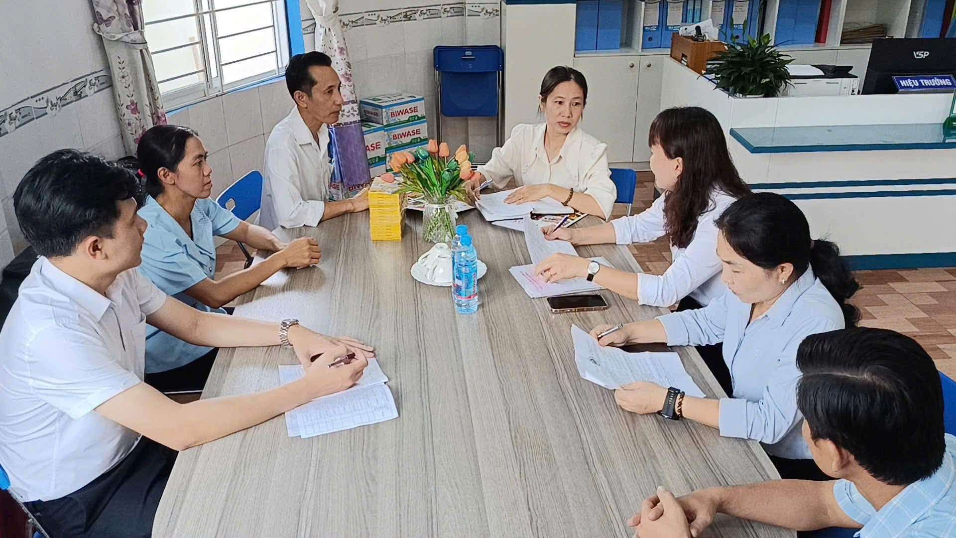 Có thể là hình ảnh về một hoặc nhiều người, mọi người đang học, bàn và văn bản