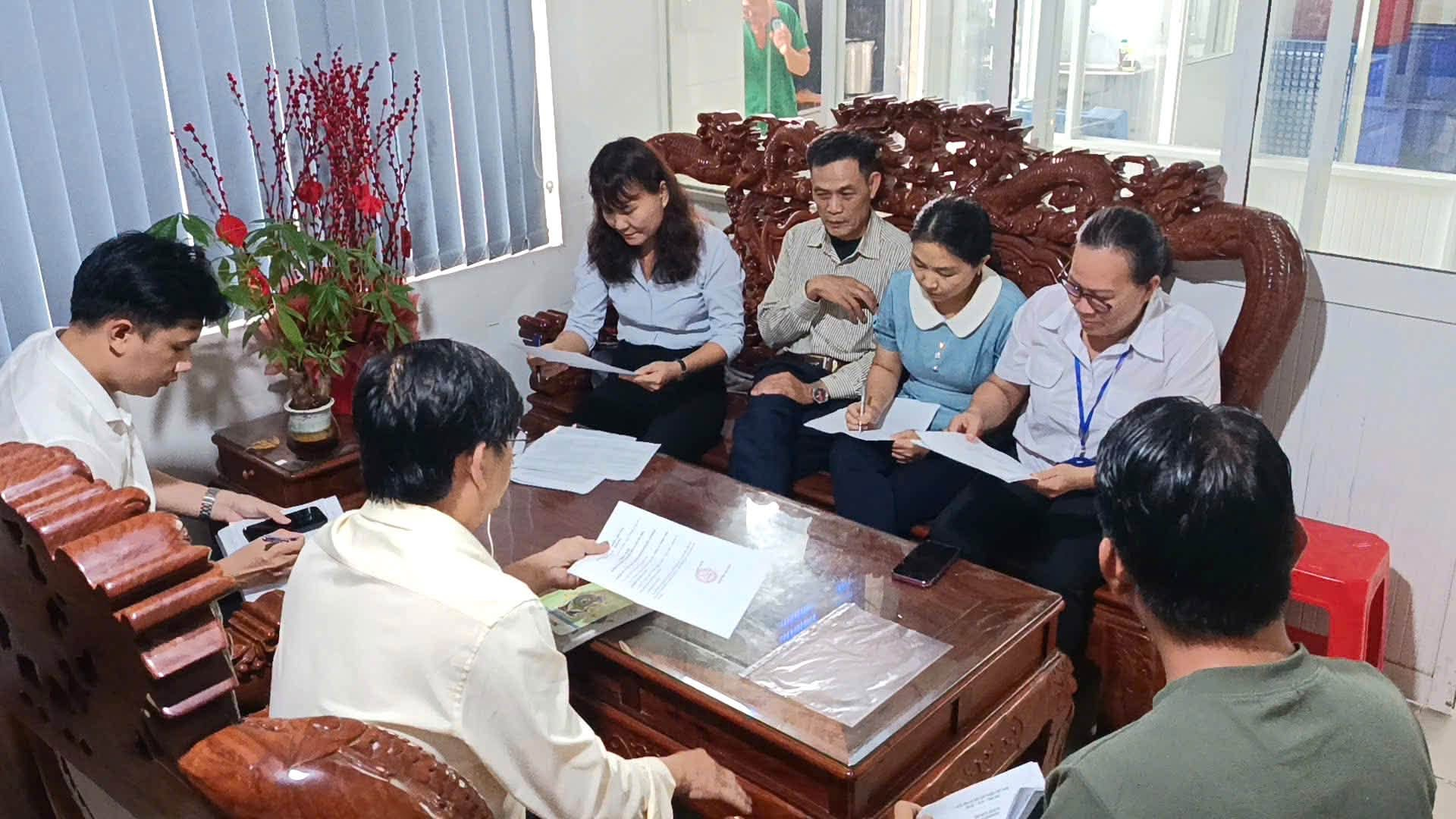 Có thể là hình ảnh về một hoặc nhiều người và mọi người đang học