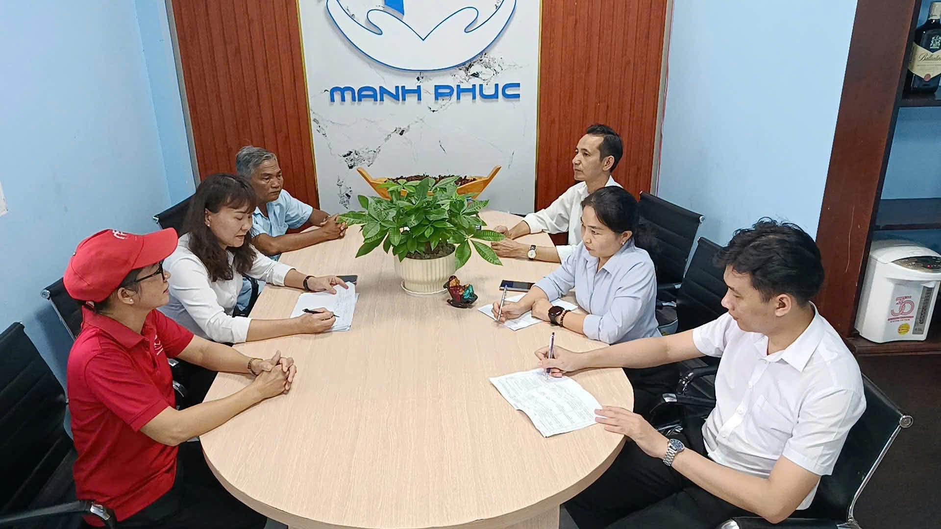 Có thể là hình ảnh về một hoặc nhiều người, mọi người đang học, bàn, phòng tin tức và văn bản
