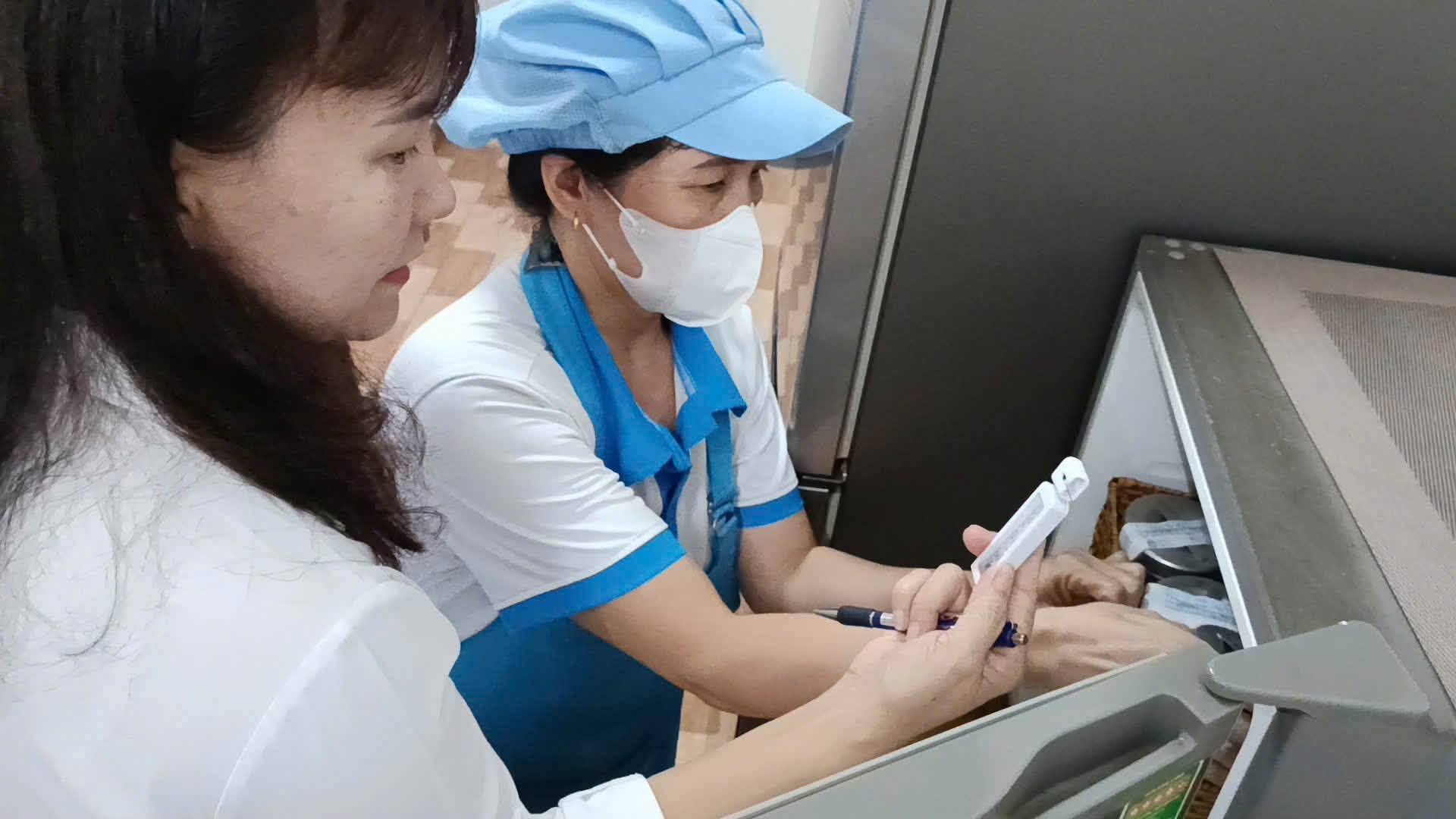 Có thể là hình ảnh về học tập, bàn là và bệnh viện