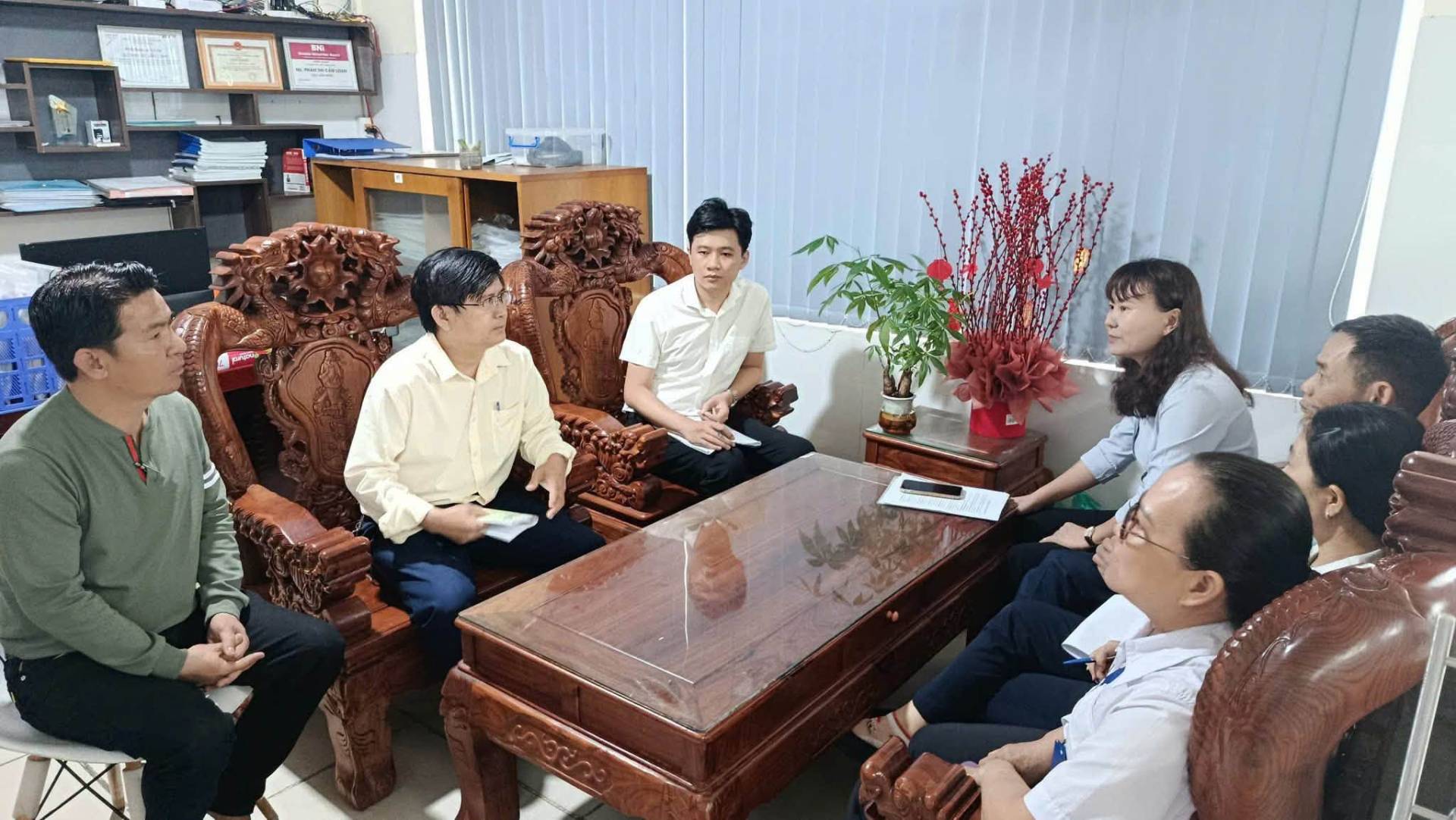 Có thể là hình ảnh về một hoặc nhiều người và mọi người đang học
