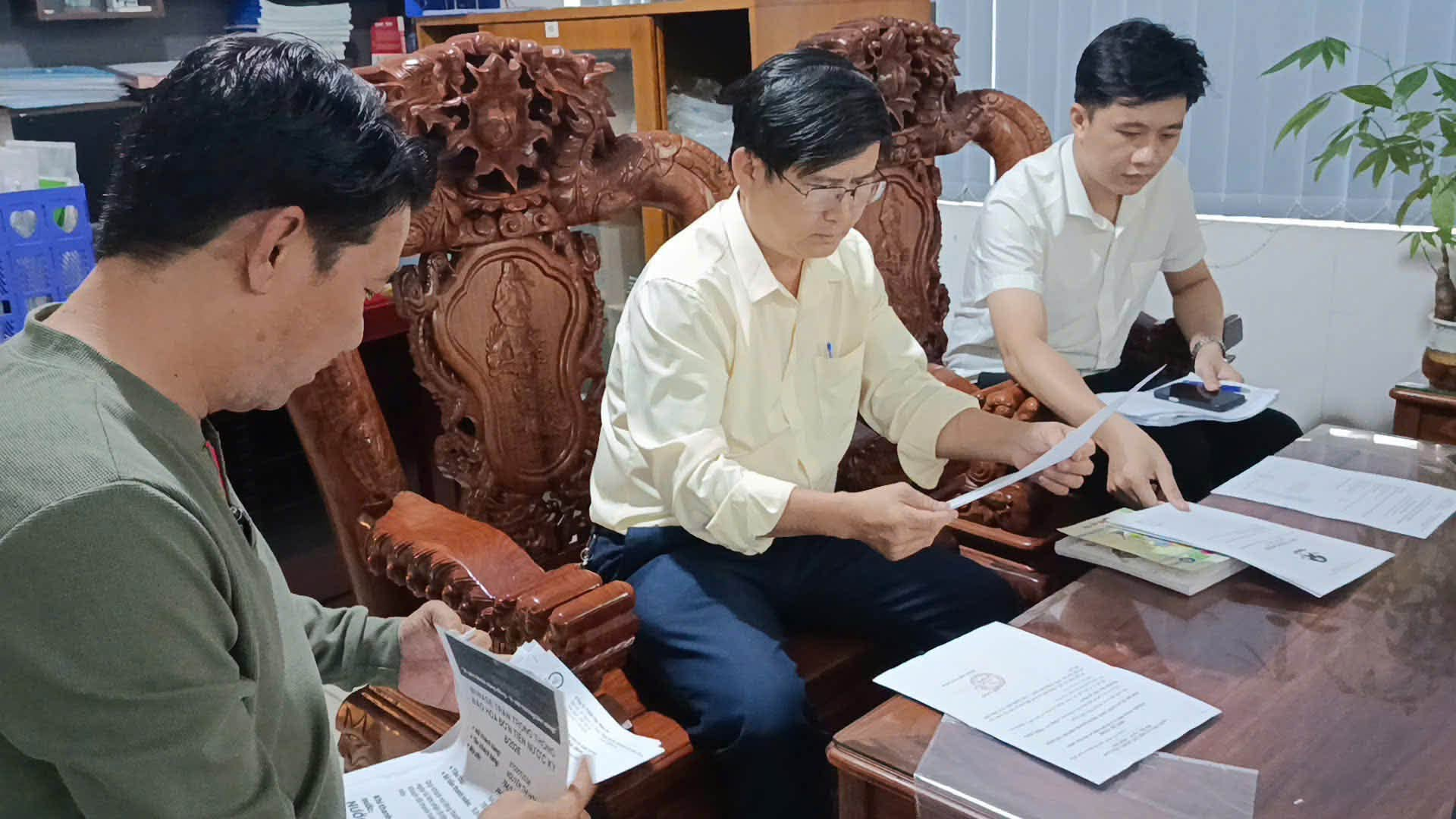 Có thể là hình ảnh về một hoặc nhiều người, mọi người đang học và văn bản
