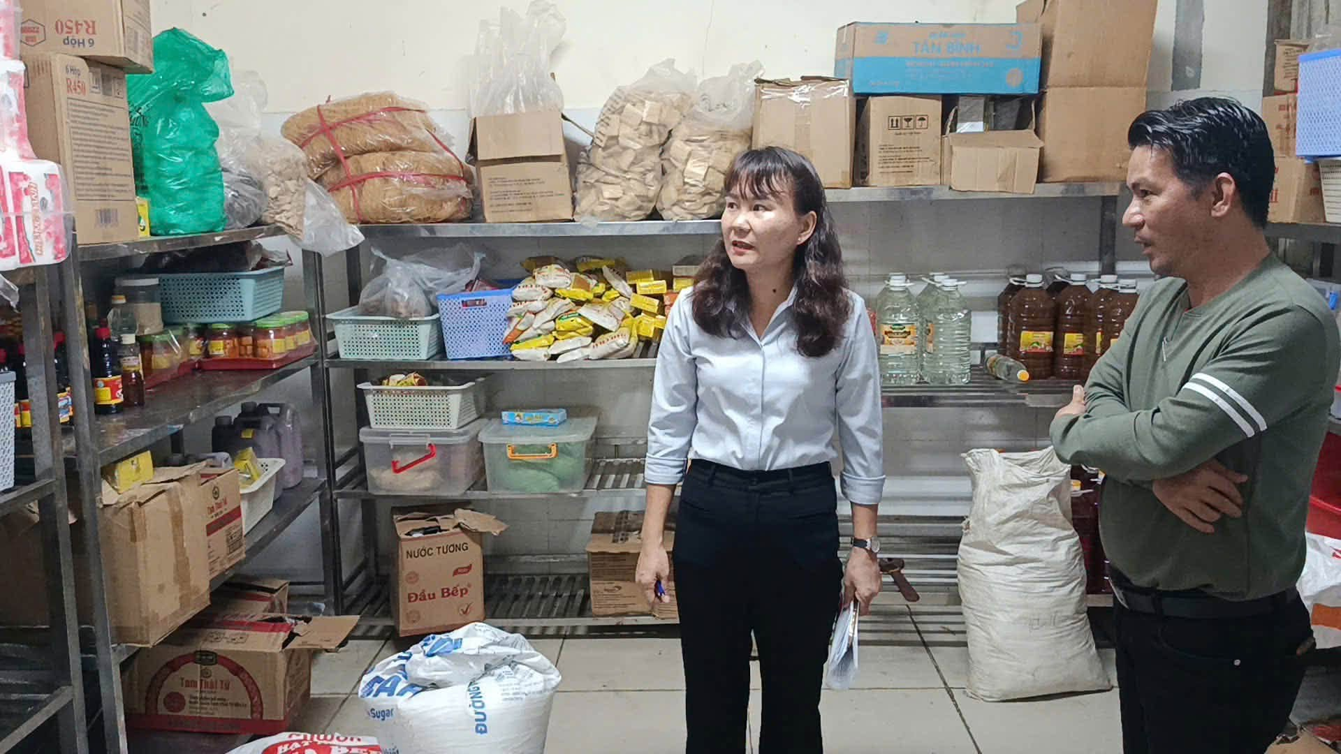 Có thể là hình ảnh về một hoặc nhiều người