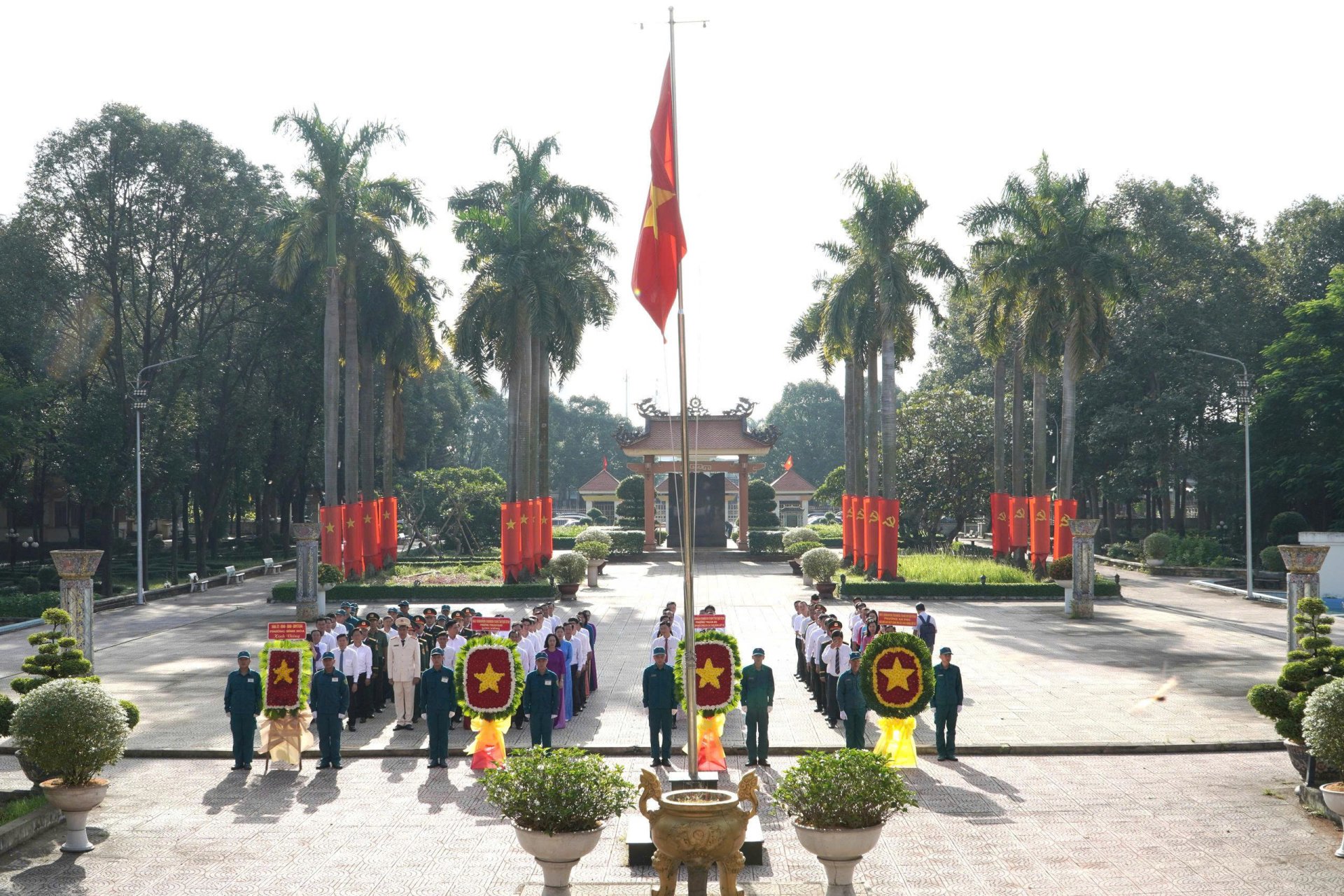PHƯỜNG AN PHÚ VIẾNG ĐỀN TƯỞNG NIỆM CHIẾN KHU THUẬN AN HÒA VÀ NHÀ BIA GHI DANH LIỆT SĨ PHƯỜNG