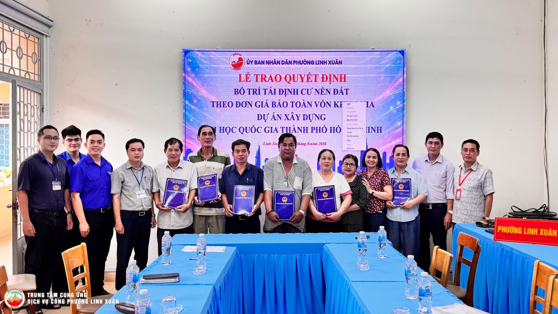 TRAO QUYẾT ĐỊNH BỐ TRÍ TÁI ĐỊNH CƯ CHO 7 HỘ GIA ĐÌNH