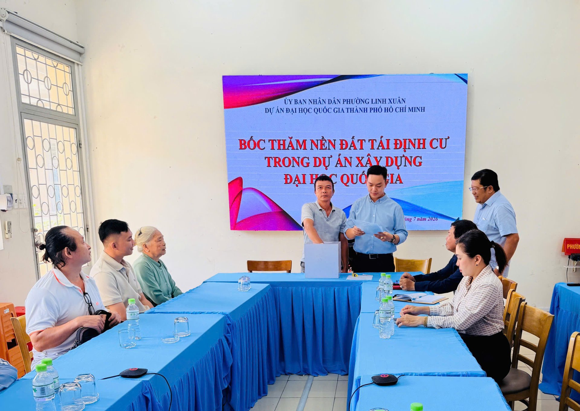 BỐC THĂM NỀN ĐẤT TÁI ĐỊNH CƯ CHO 04 HỘ DÂN THUỘC DỰ ÁN XÂY DỰNG ĐẠI HỌC QUỐC GIA THÀNH PHỐ HỒ CHÍ MINH