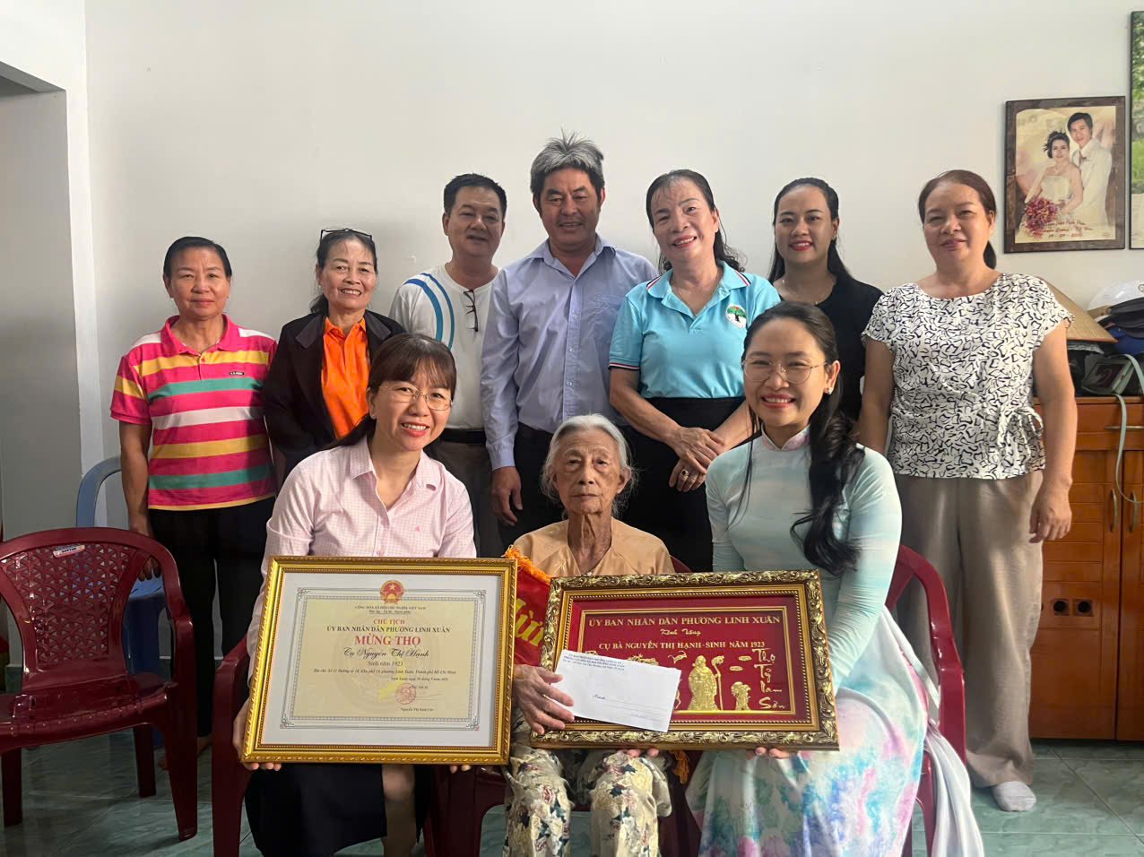THĂM, CHÚC THỌ NGƯỜI CAO TUỔI TRÊN 100 TUỔI NHÂN KỶ NIỆM 85 NĂM NGÀY TRUYỀN THỐNG NGƯỜI CAO TUỔI VIỆT NAM
