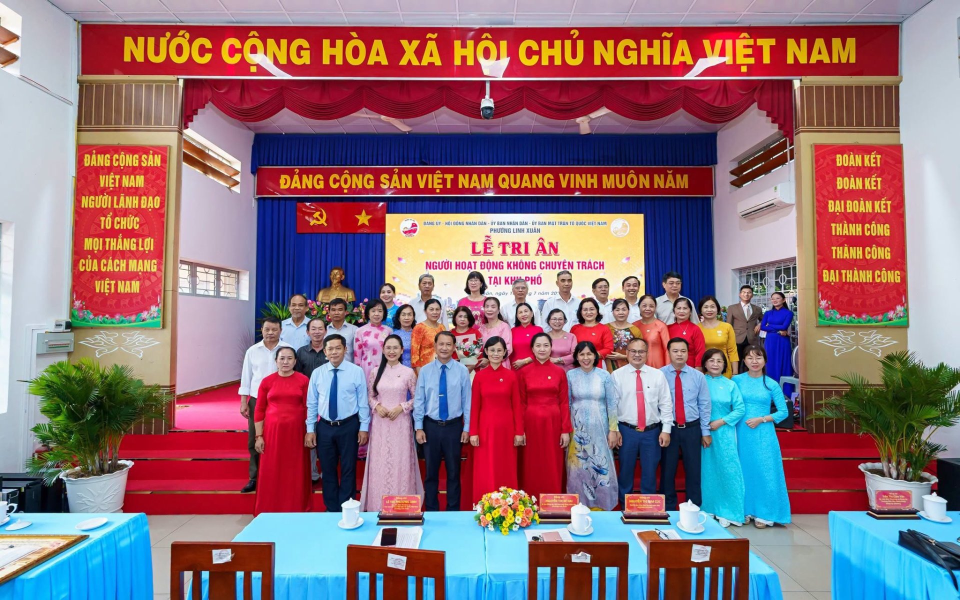 LỄ CÔNG BỐ NGHỊ QUYẾT SẮP XẾP KHU PHỐ VÀ TRAO CÁC QUYẾT ĐỊNH NHÂN SỰ KHU PHỐ