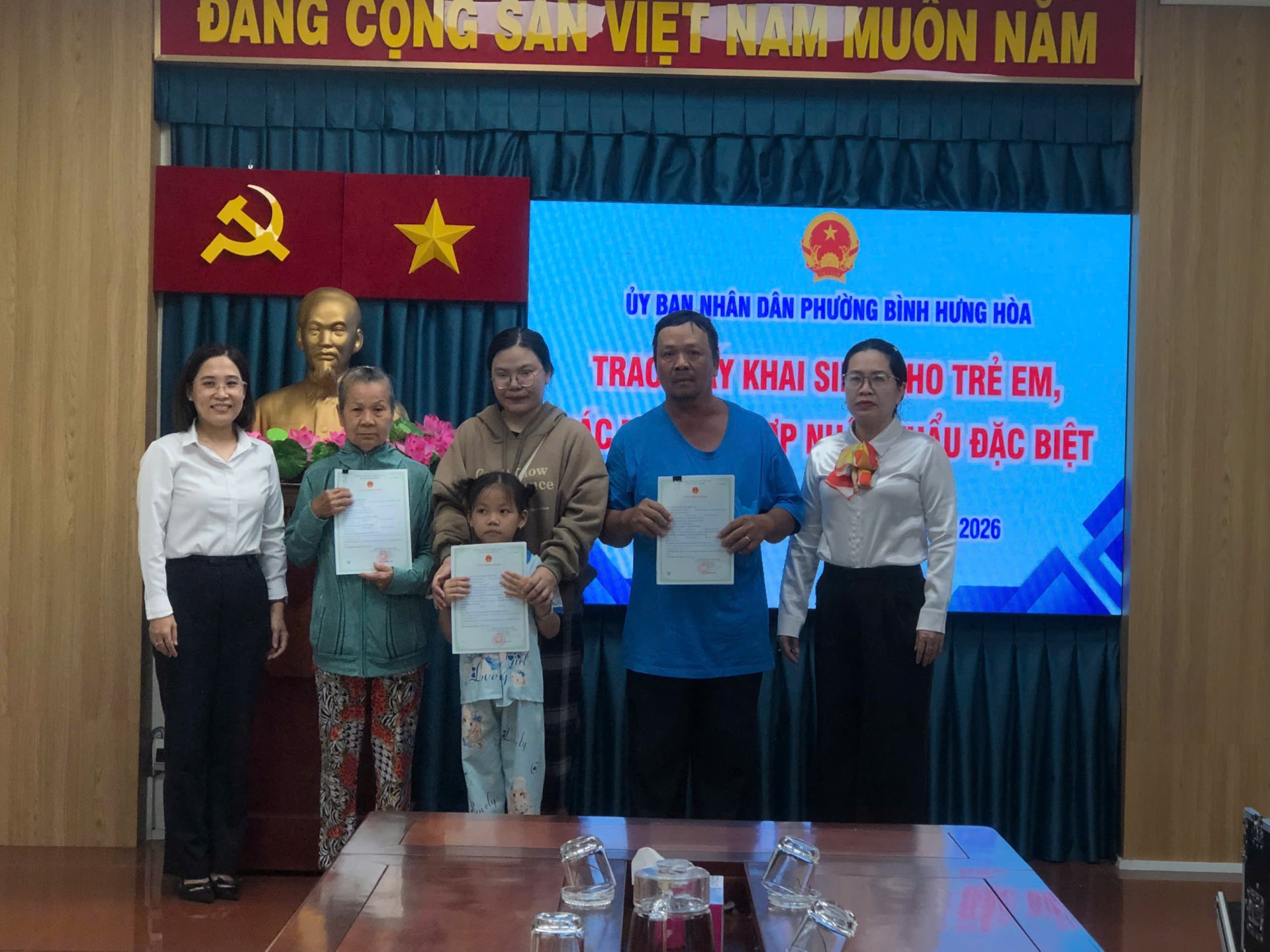 PHƯỜNG BÌNH HƯNG HÒA TRAO GIẤY KHAI SINH CHO TRẺ EM, CÁC NHÂN KHẨU ĐẶC BIỆT