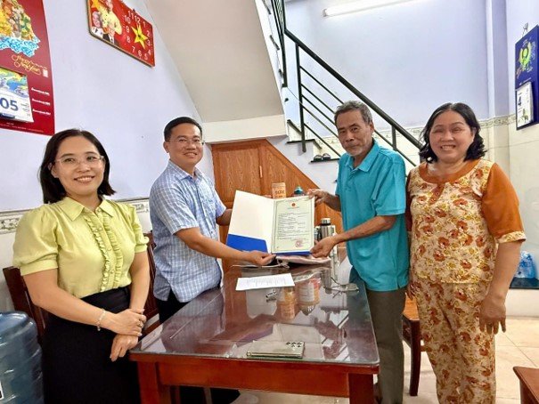 PHƯỜNG BÌNH HƯNG HÒA TRAO GIẤY KHAI SINH CHO CÁC NHÂN KHẨU ĐẶC BIỆT