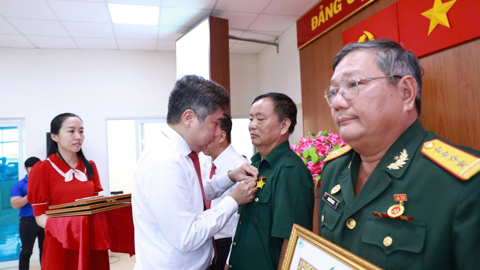 ĐẢNG ỦY PHƯỜNG BÌNH HƯNG HÒA TRANG TRỌNG TỔ CHỨC LỄ TRAO TẶNG HUY HIỆU ĐẢNG ĐỢT NGÀY 02 THÁNG 9 NĂM 2026