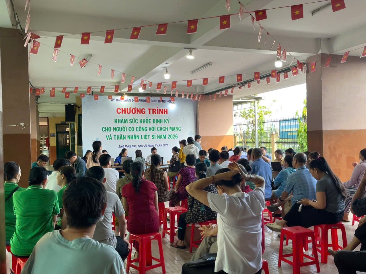 CHĂM LO SỨC KHỎE NGƯỜI CÓ CÔNG VỚI CÁCH MẠNG VÀ THÂN NHÂN