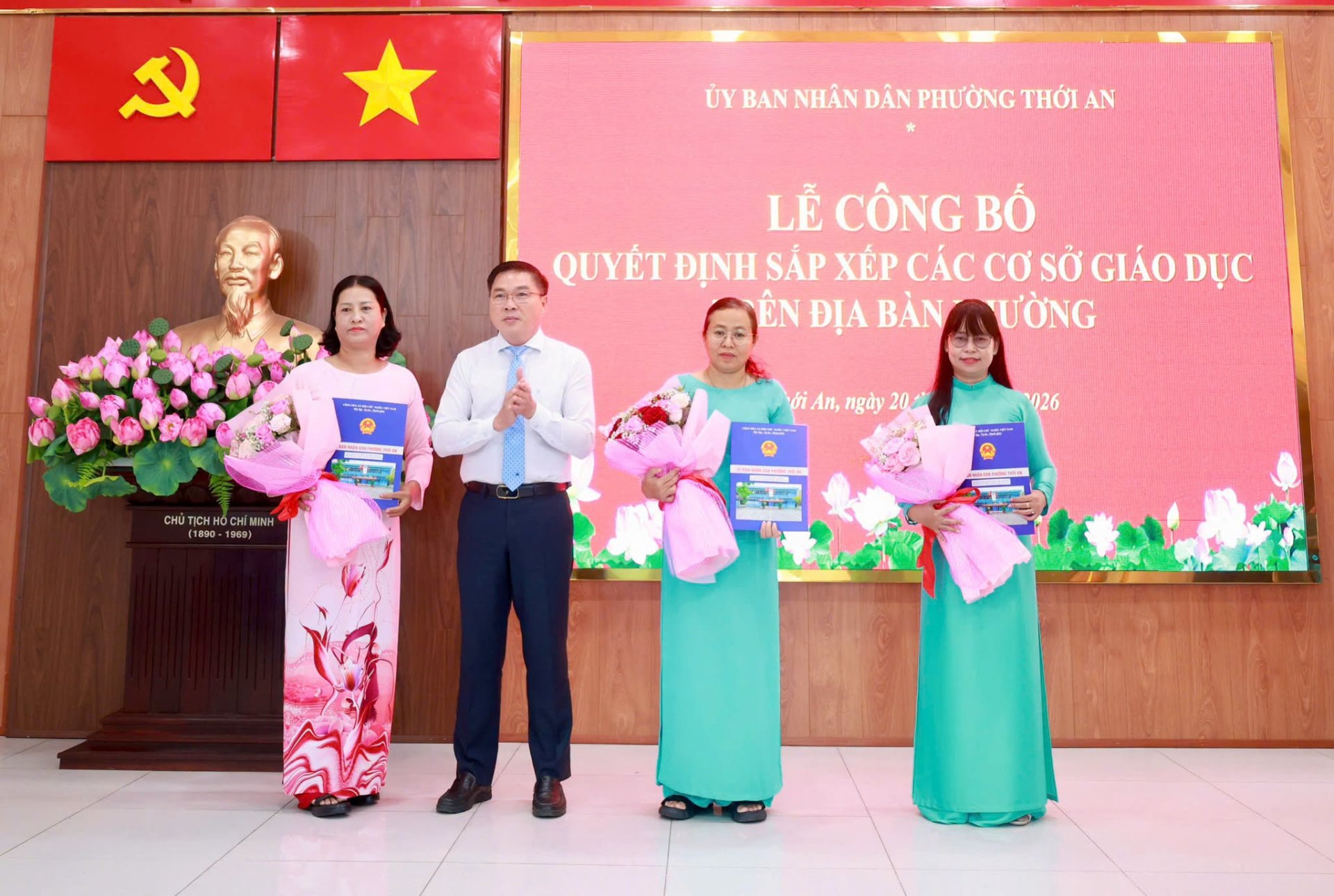 PHƯỜNG THỚI AN TRAO CÁC QUYẾT ĐỊNH SẮP XẾP CƠ SỞ GIÁO DỤC VÀ CÔNG TÁC CÁN BỘ
