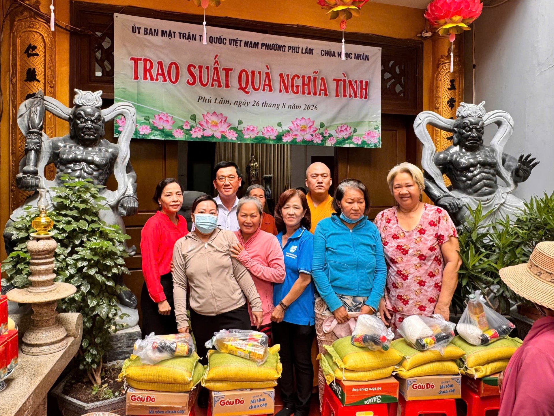 TRAO TẶNG 100 SUẤT QUÀ NGHĨA TÌNH CHO NGƯỜI DÂN CÓ HOÀN CẢNH KHÓ KHĂN