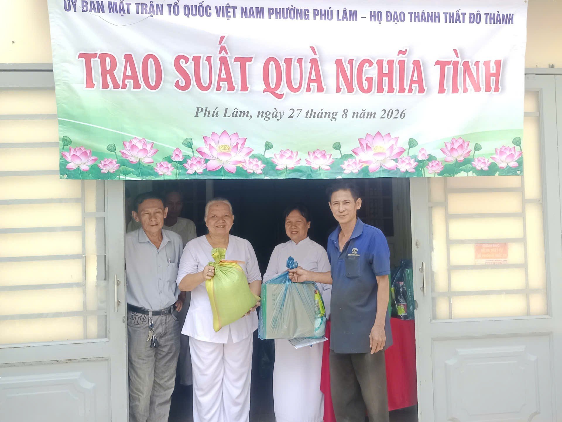 ẤM ÁP CHƯƠNG TRÌNH TRAO TẶNG 100 SUẤT QUÀ NGHĨA TÌNH