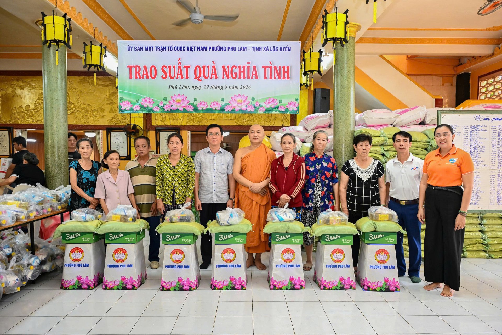 TRAO 1.000 PHẦN QUÀ NGHĨA TÌNH HỖ TRỢ NGƯỜI DÂN CÓ HOÀN CẢNH KHÓ KHĂN