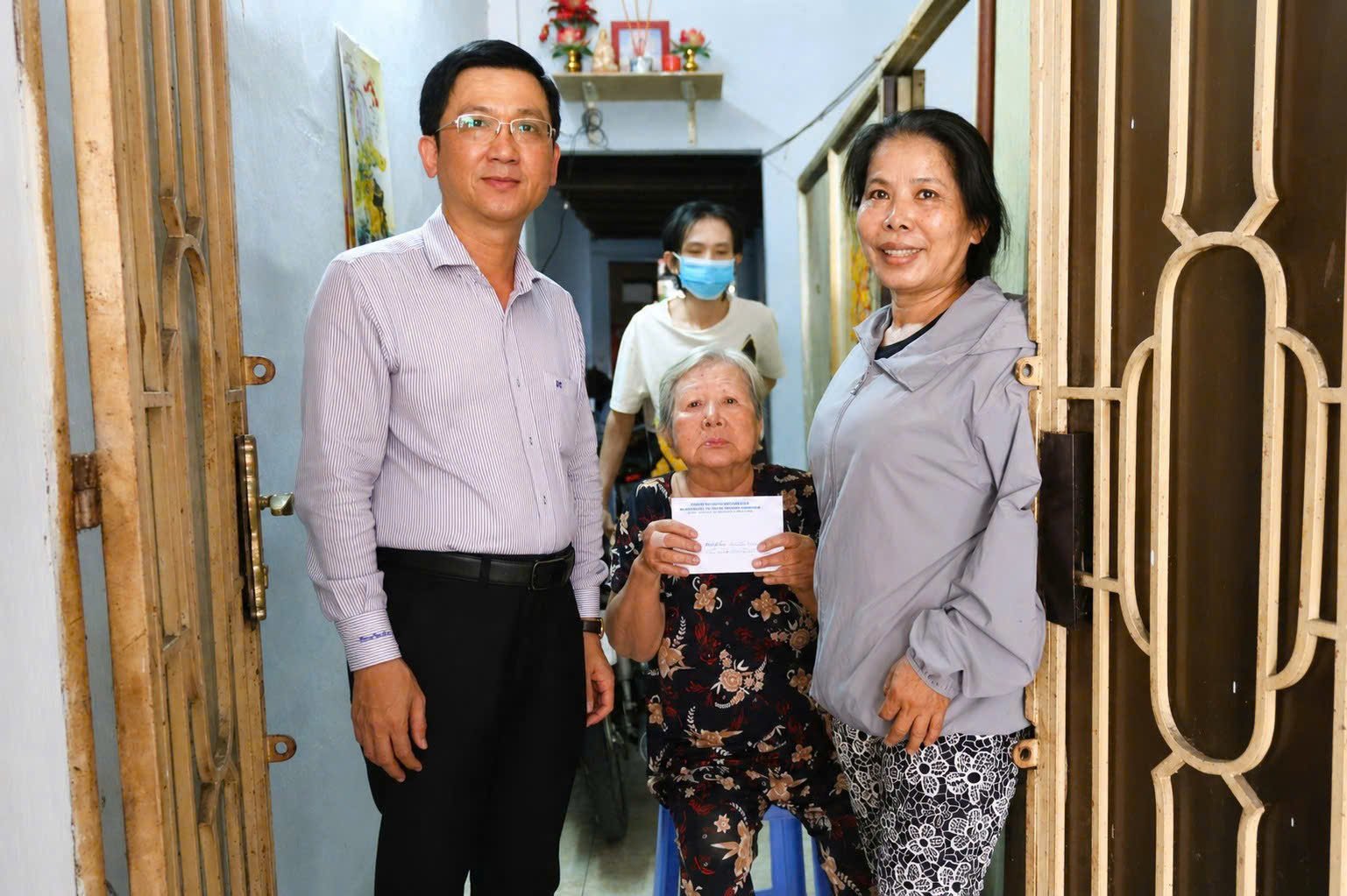 TRAO PHƯƠNG TIỆN SINH KẾ - HỖ TRỢ ĐỘT XUẤT CHO HỘ CÓ HOÀN CẢNH KHÓ KHĂN