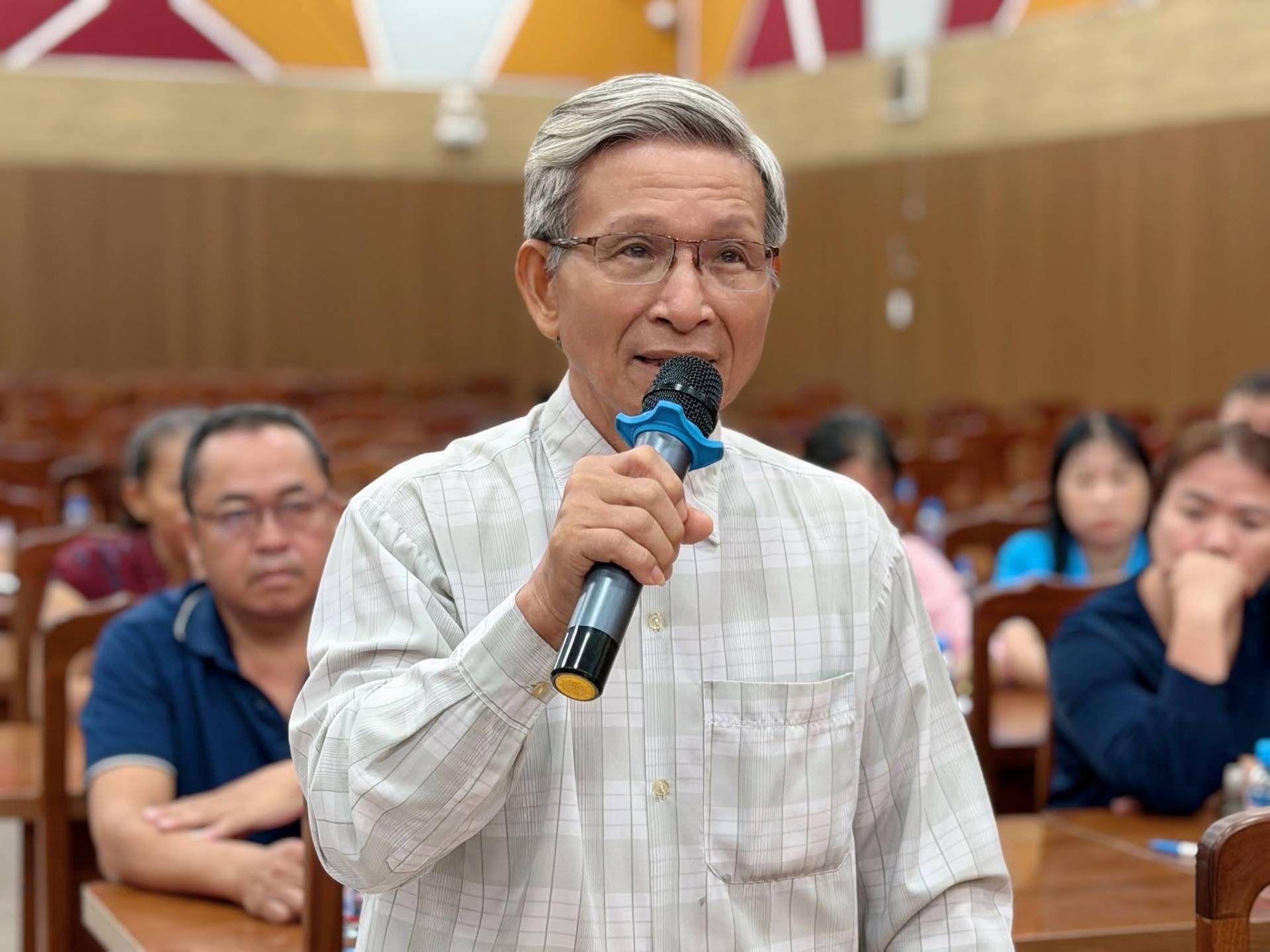Có thể là hình ảnh về cái bục