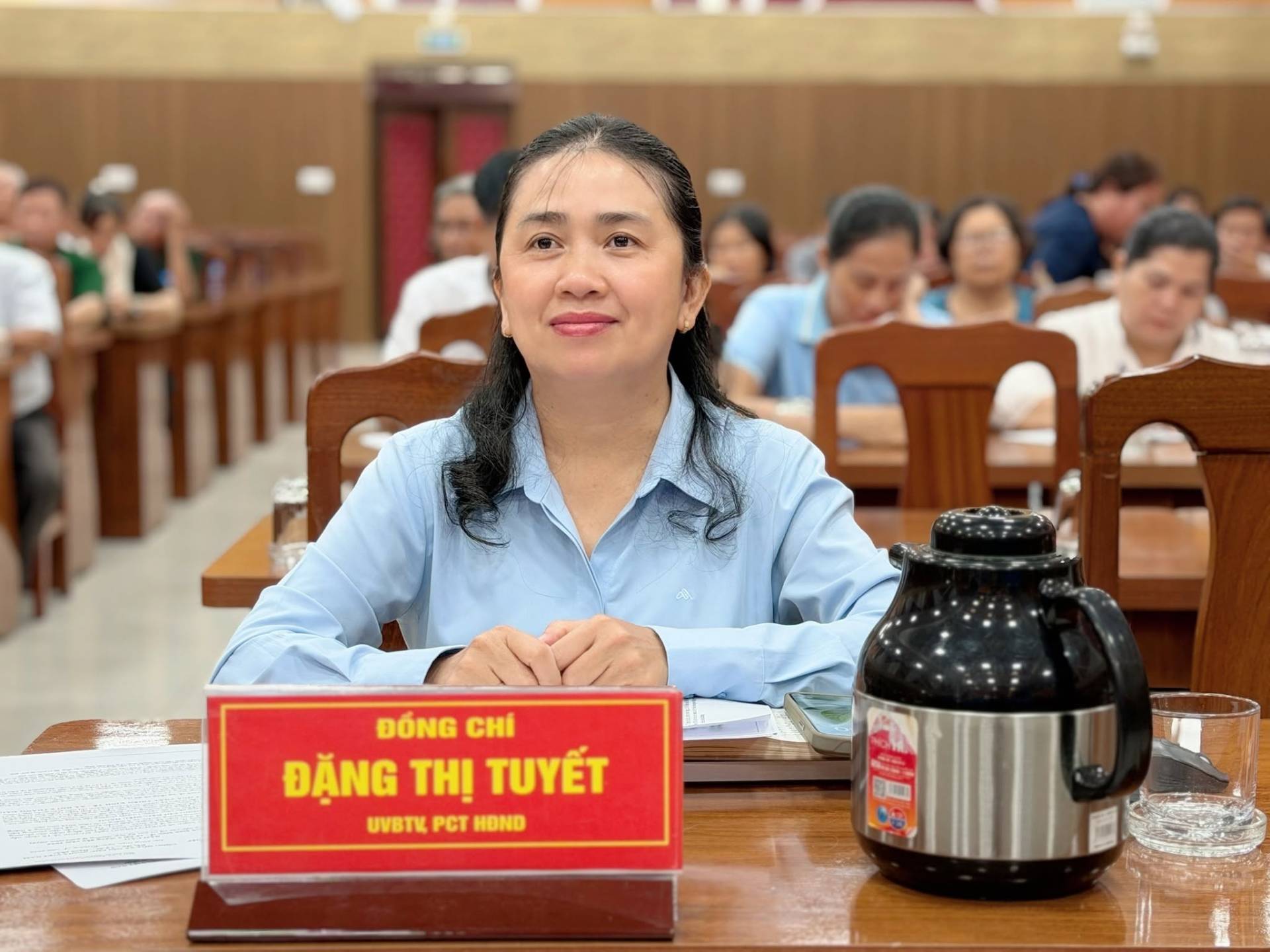 Có thể là hình ảnh về văn bản cho biết 'ĐỐNG CHÍ ĐẶNG THỊ TUYẾT UVBTIE.PCTHOND UVBTV PCT HDND'