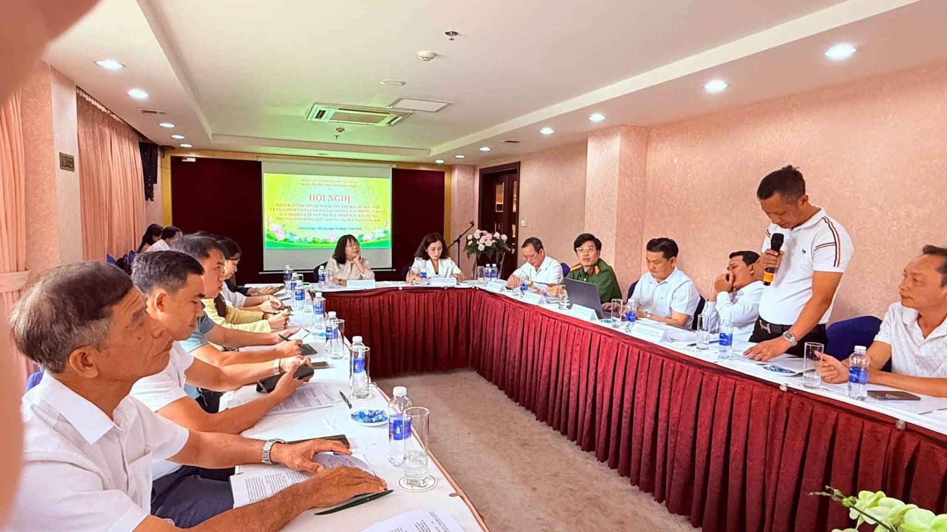 Có thể là hình ảnh về một hoặc nhiều người, mọi người đang học, bàn, cái bục và văn bản