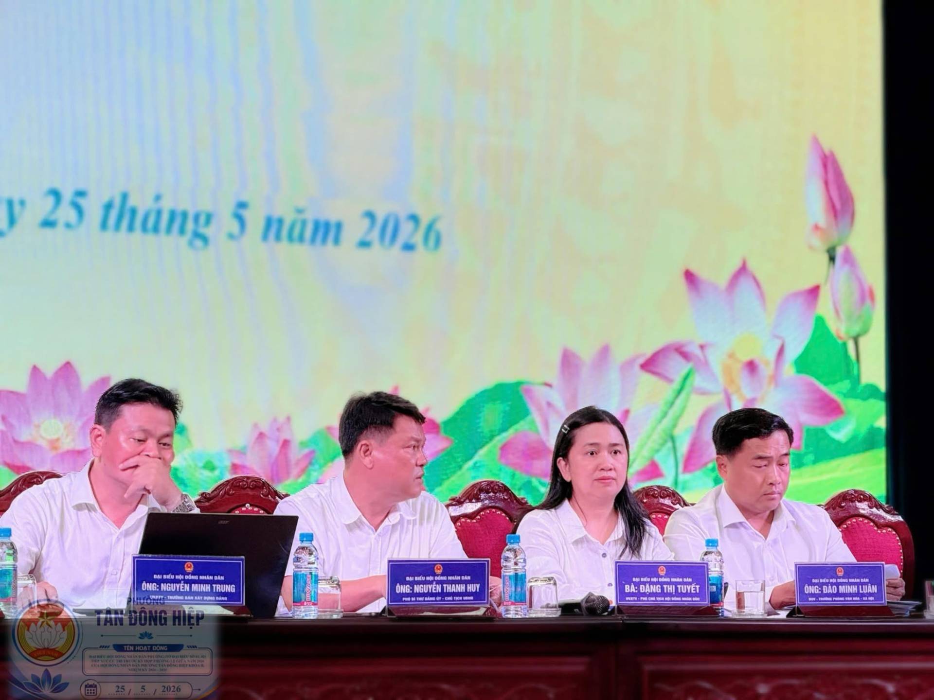 Có thể là hình ảnh về một hoặc nhiều người, cái bục và văn bản