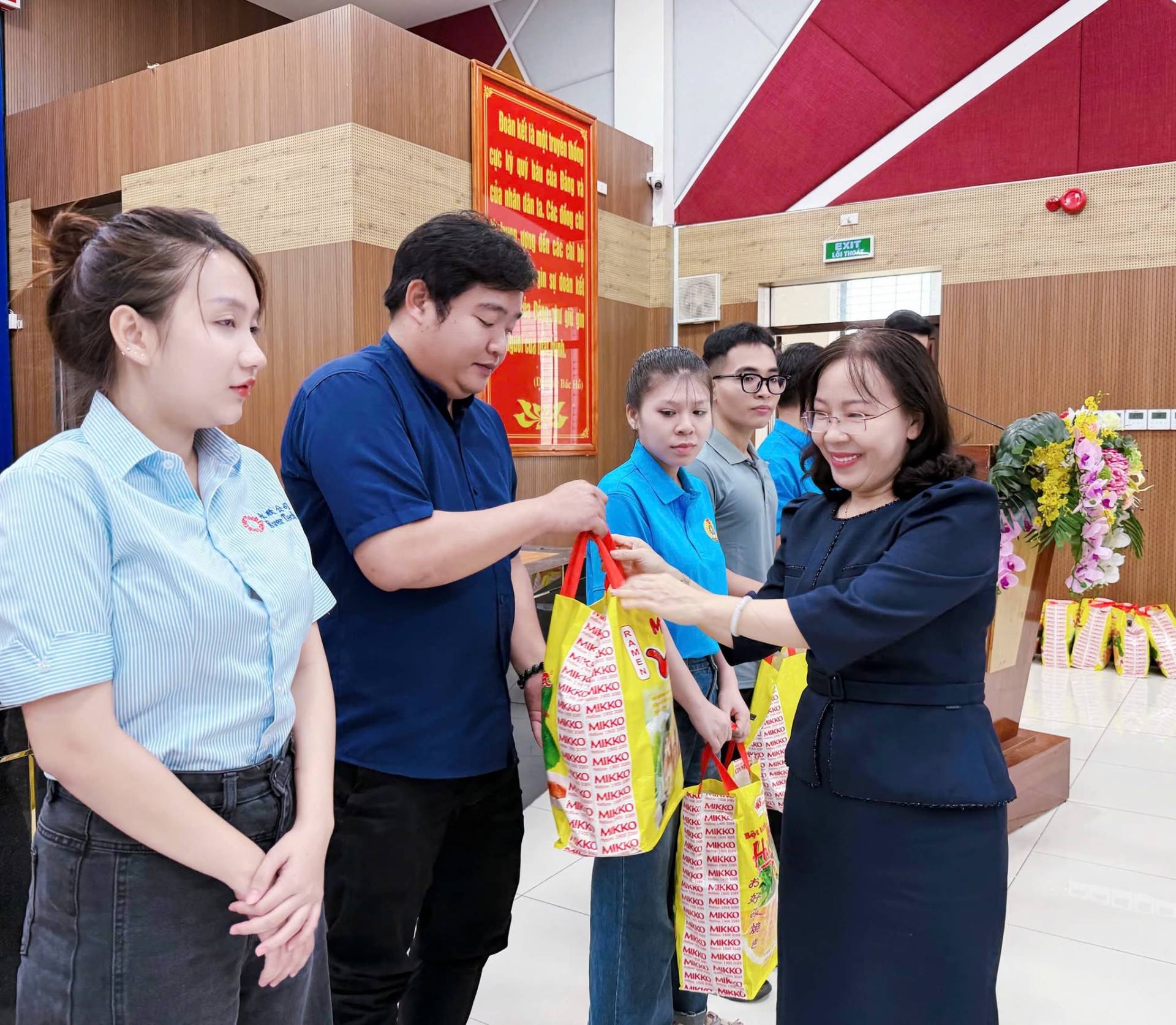 Có thể là hình ảnh về một hoặc nhiều người và văn bản