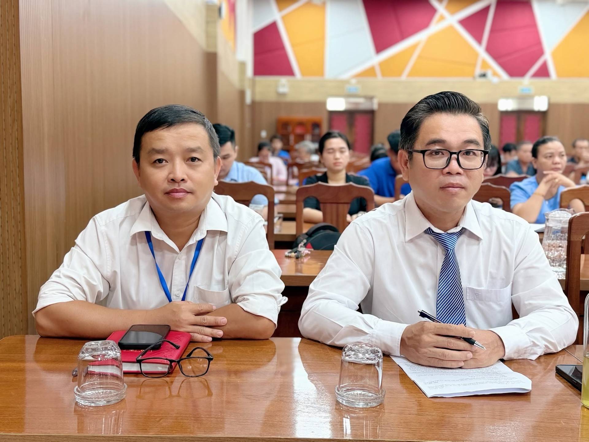 Có thể là hình ảnh về một hoặc nhiều người và phòng tin tức