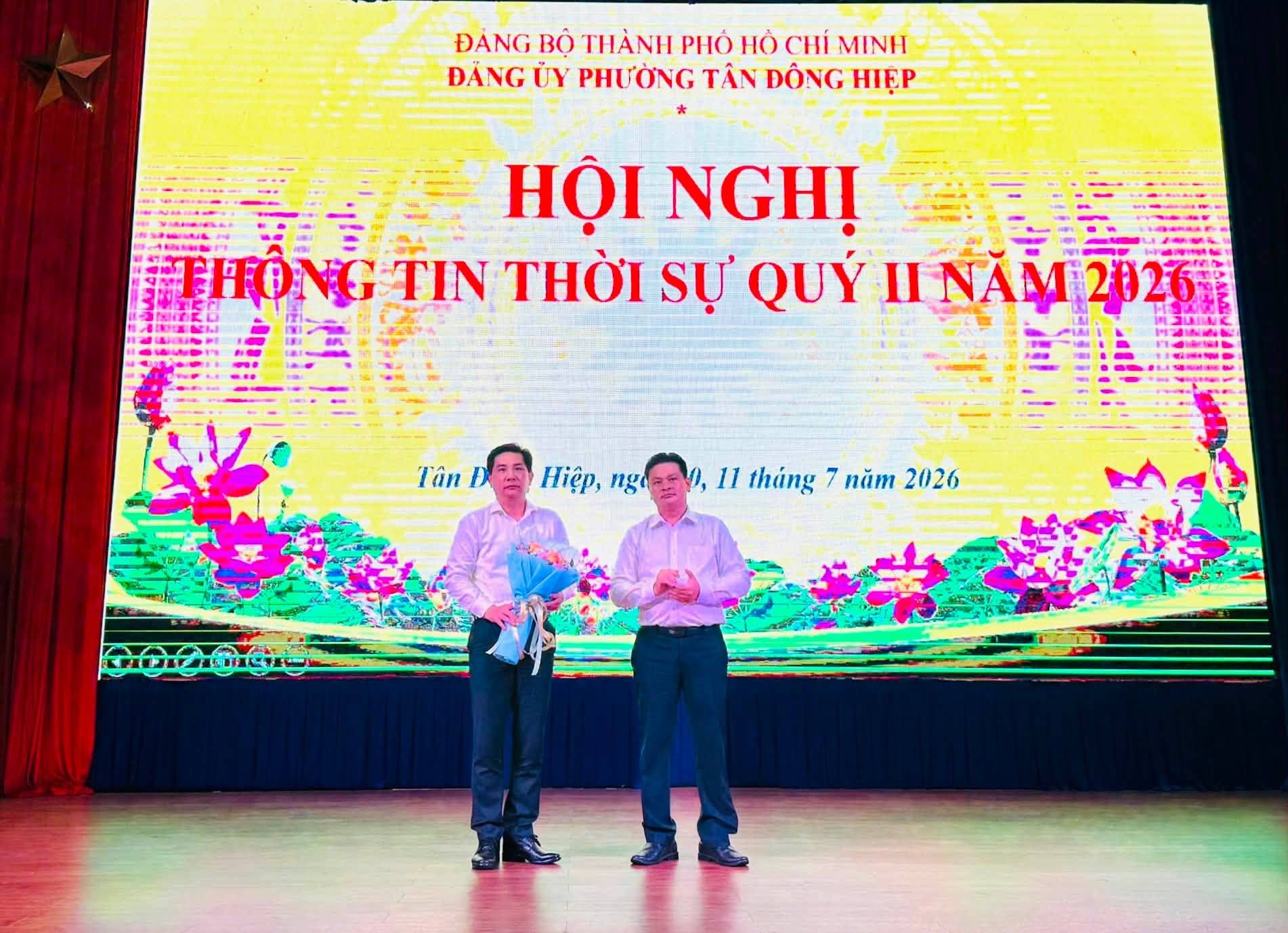 Có thể là hình ảnh về văn bản cho biết 'ĐẢNG BỘ THÀNH ΡHό Hό CHI MINH DANG ỦY PHƯỜNG TÂN ĐÔNG HIỆP HỘI NGHỊ FHONGTIN THO TIN THỜI SỰ QUÝ IINAM2026 Tân D Hiệp, ng 11 tháng 7 năm 2026'
