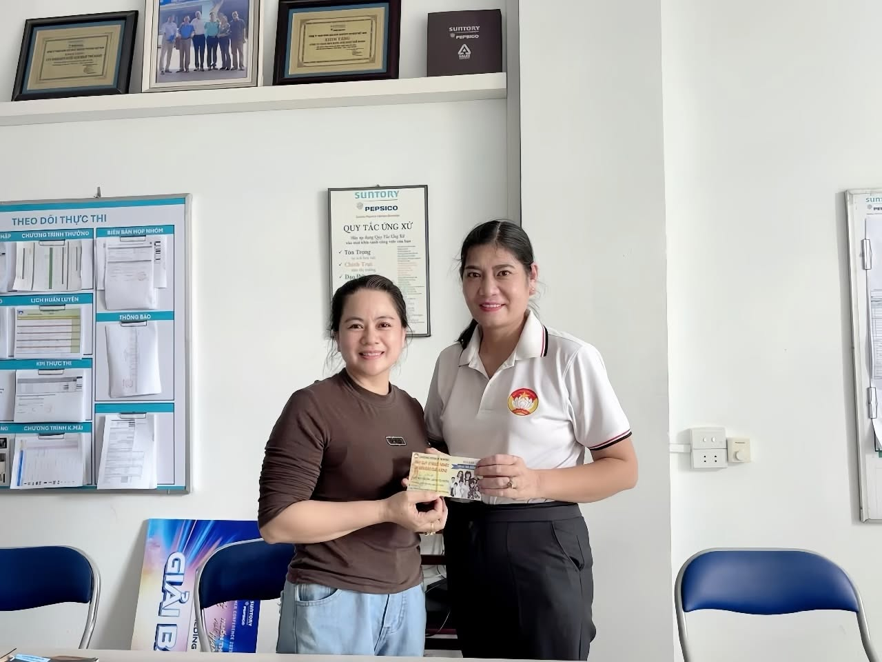Có thể là hình ảnh về một hoặc nhiều người, mọi người đang cười, bệnh viện và văn bản