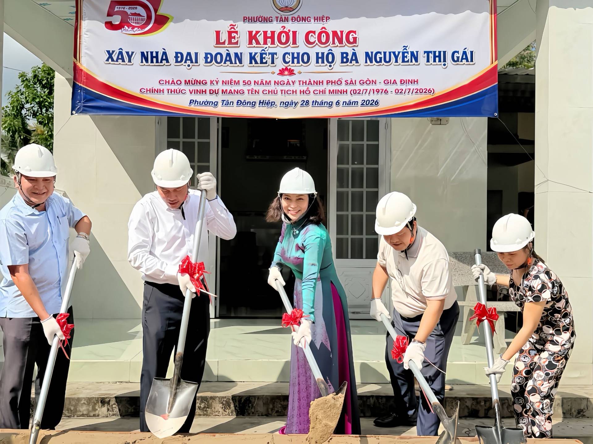Có thể là hình ảnh về một hoặc nhiều người và văn bản cho biết 'ハコンギー पमापप्" MeTpaR 9명 PHƯƠNG TÂN ĐÔNG ΗΙEP. LỄ KHỞI CÔNG XÂY NHÀ ĐẠI ĐOÀN KT CHO HỘ BÀ NGUYỄN THỊ GÁI CHÀO MỪNG Kή NIÊM NÂM NGÀY THẢNH PHỐ PHỐ GÒN- GIA ĐINH CHÍNH THỨC VINH MANG CHỦ TEH 10 CHÍ MINH 7722/720 02/7/2026) Phưởng เอ็ก Dông Hiệp, ngày 28 tháng năm 2026 りた.み'