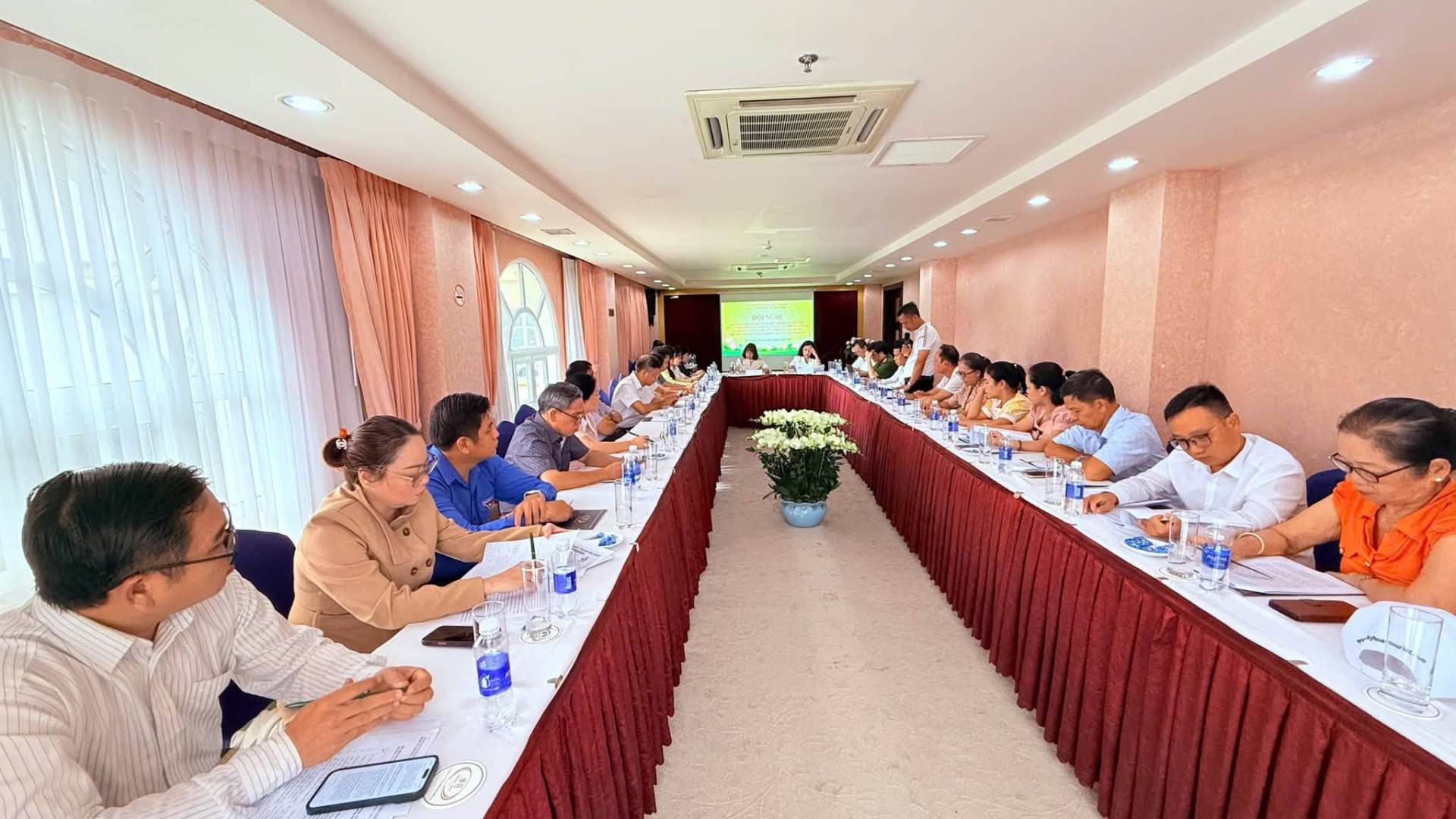 Có thể là hình ảnh về một hoặc nhiều người, mọi người đang học, bàn và cái bục