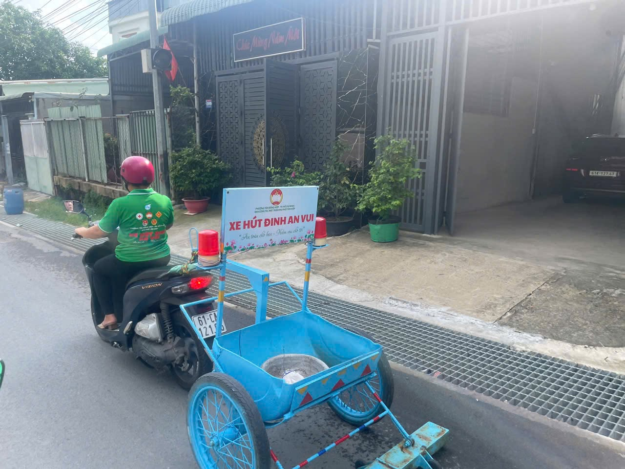 Có thể là hình ảnh về xe segway, xe scooter và văn bản