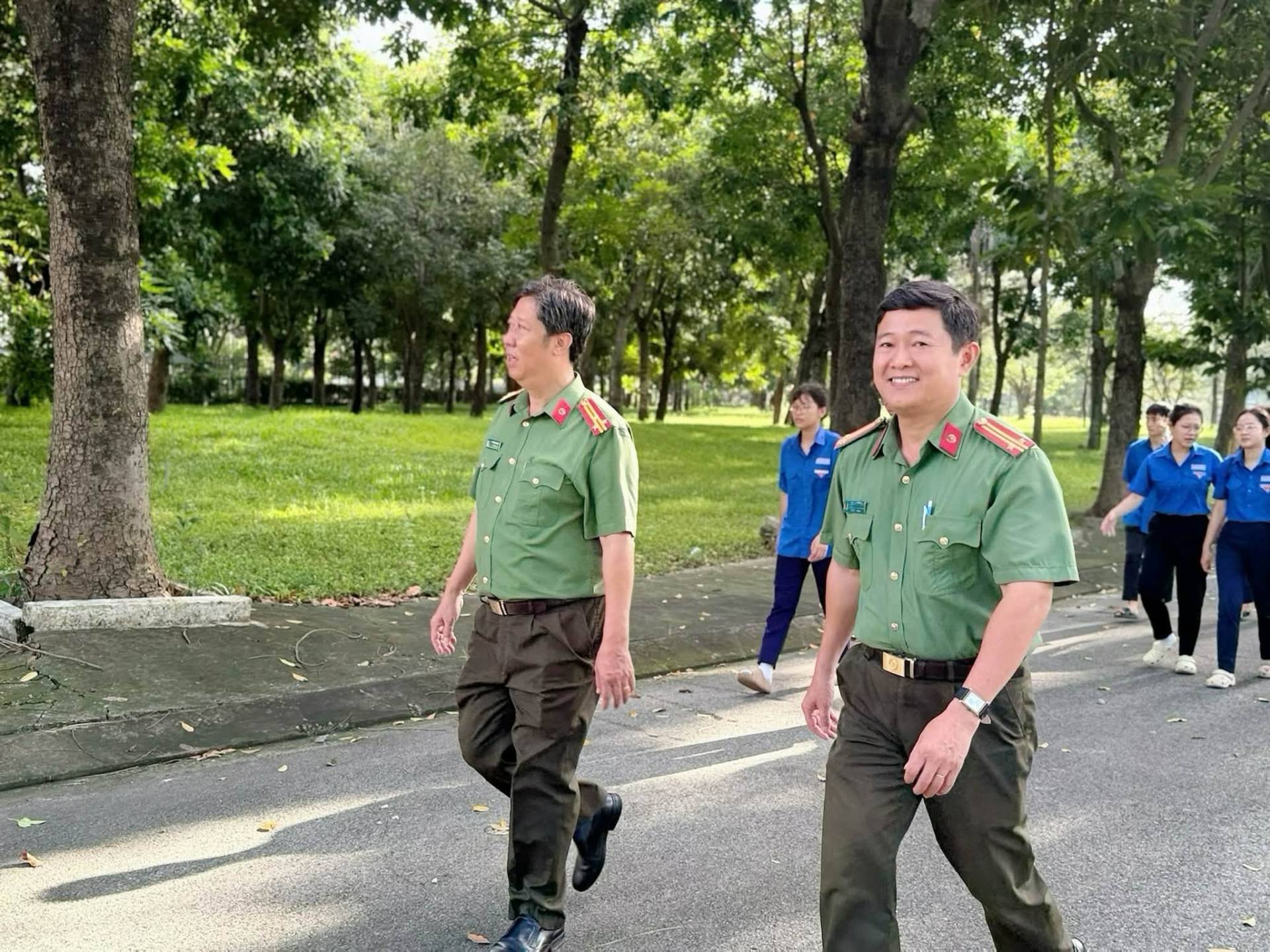 Có thể là hình ảnh về một hoặc nhiều người