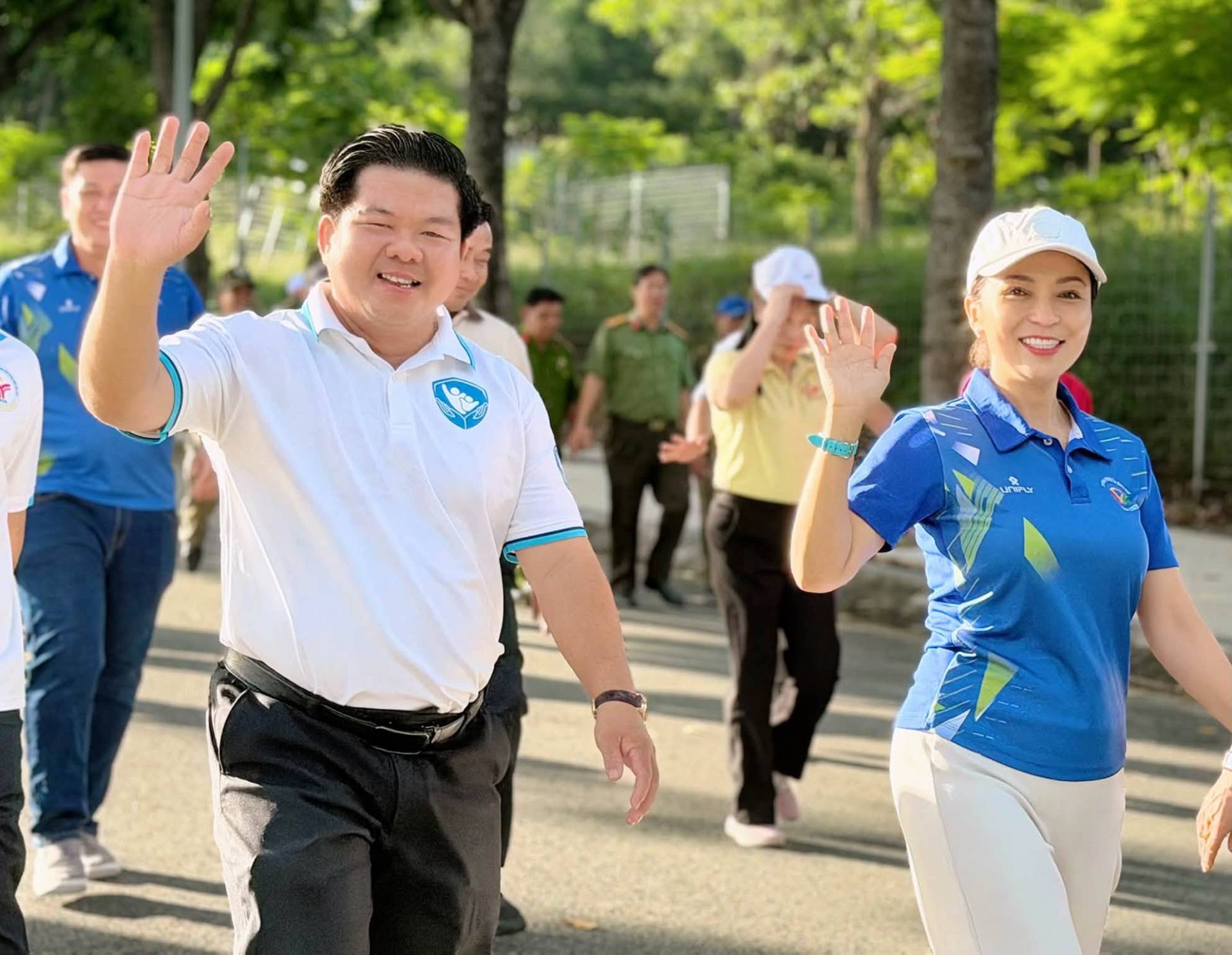 Có thể là hình ảnh về một hoặc nhiều người, mọi người đang đánh golf và văn bản