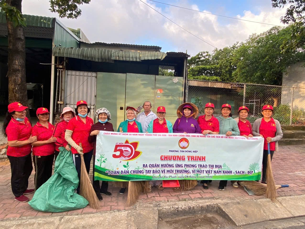 Có thể là hình ảnh về một hoặc nhiều người và văn bản cho biết 'CHAO muNG NIIEm NAN HGA TИЙHOR INN MYNEE ". THUC INH MANG NCHI cHu CHR CHI WIMM 227wn% ชม2026 PHƯỠNG TÂN BONC HIỆP CHƯƠNG TRINH RA QUÂN HƯƠNG ỨNG PHONG TRẢO DUA "TOANDÂN DÂN CHUNG TAY BAO MÓITRƯỞNG, MOT VIỆT NAM XANH SẠCH :SẠCH-DẸP ĐẸP Phintcn thẩng nàm2026'