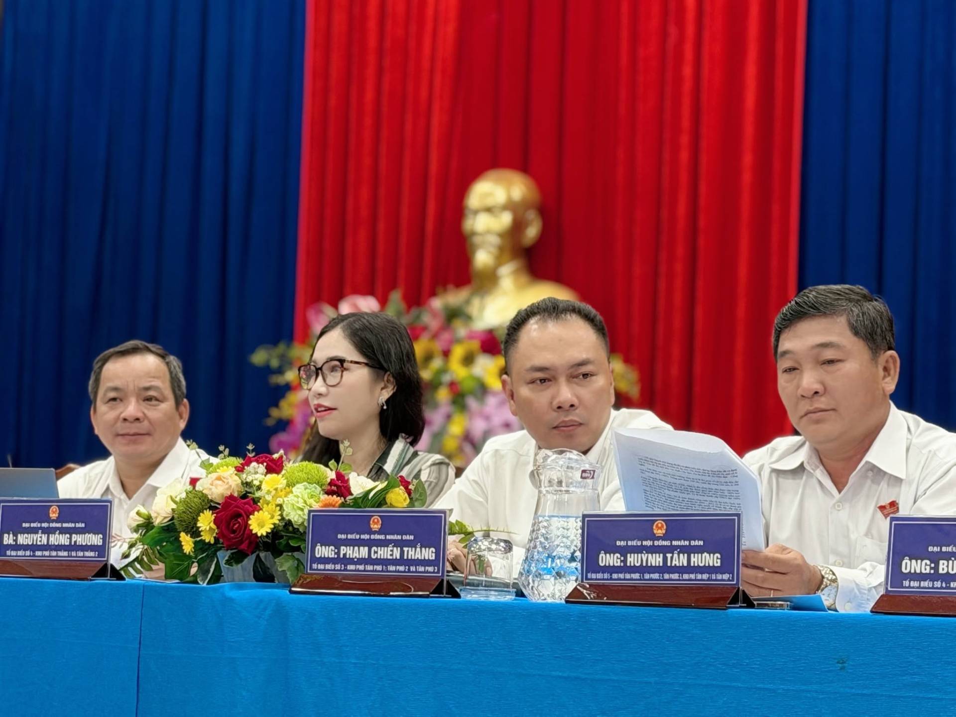 Có thể là hình ảnh về một hoặc nhiều người, cái bục và văn bản