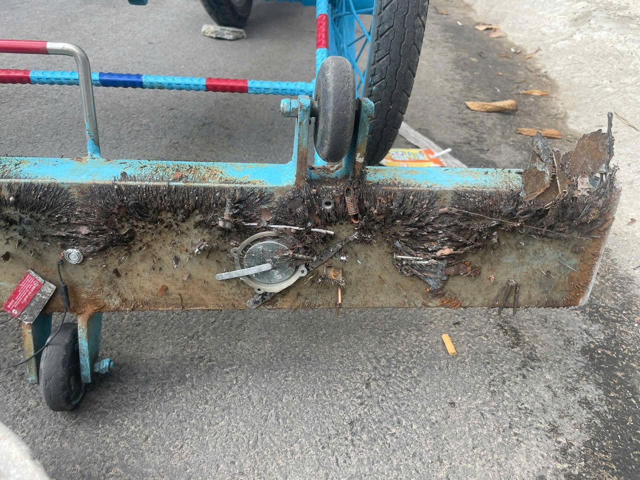 Có thể là hình ảnh về xe scooter và văn bản