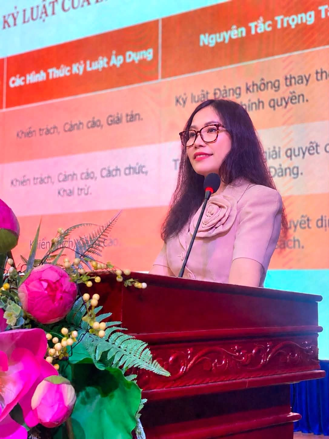 Có thể là hình ảnh về hoa và văn bản cho biết 'KY LUAT cun Nguyên Tắc Trọng T Hinh Thúc Ky Luật Áp Dụng Chiến trách, Cảnh cảo, Giảl Giáltán. tán. Ky luật Đàng không thay th inh quyền. Khiến trách, Cành cảo, Cách า, Khal ชน. giải quyết Dảng. หลางรัำญนันรั AMMA ien Khiêntrahyikicao .. Mach uyết di ach.'