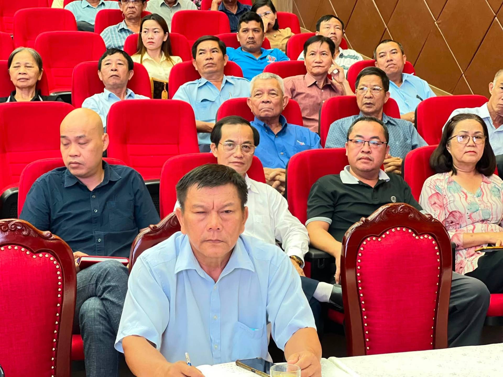 Có thể là hình ảnh về một hoặc nhiều người