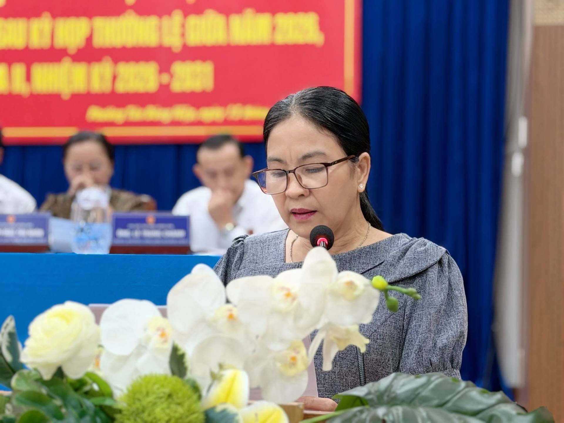 Có thể là hình ảnh về cái bục và văn bản