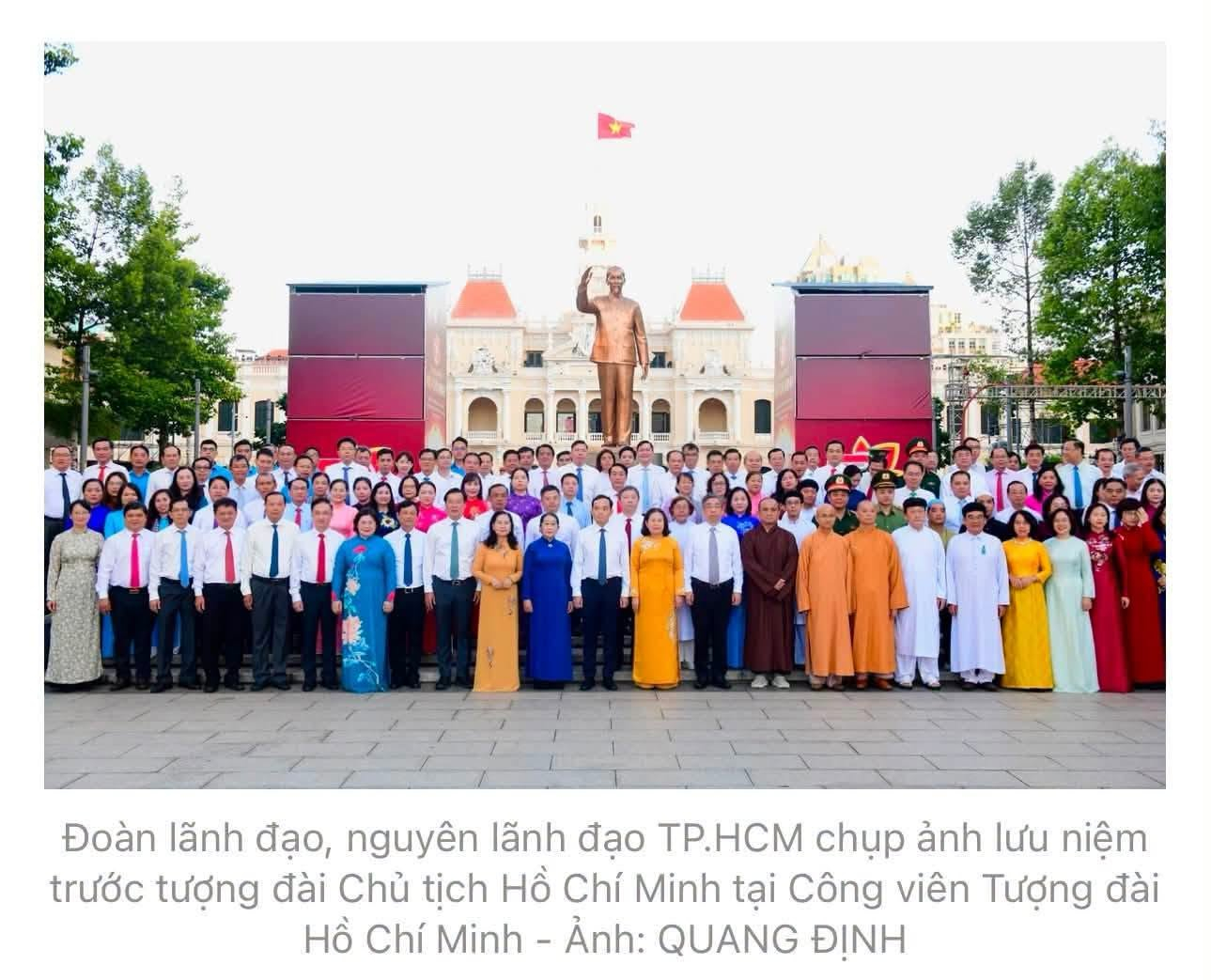 Có thể là hình ảnh về một hoặc nhiều người, đền thờ và văn bản cho biết '산 電用再聞 Đoàn lãnh đạo, nguyên lãnh đạo TP.HCM chụp ảnh lưu niệm trước tượng đài Chủ tịch Hồ Chí Minh tại Công viên Tượng đài Hồ Chí Minh -Ảnh: QUANG ĐỊNH'