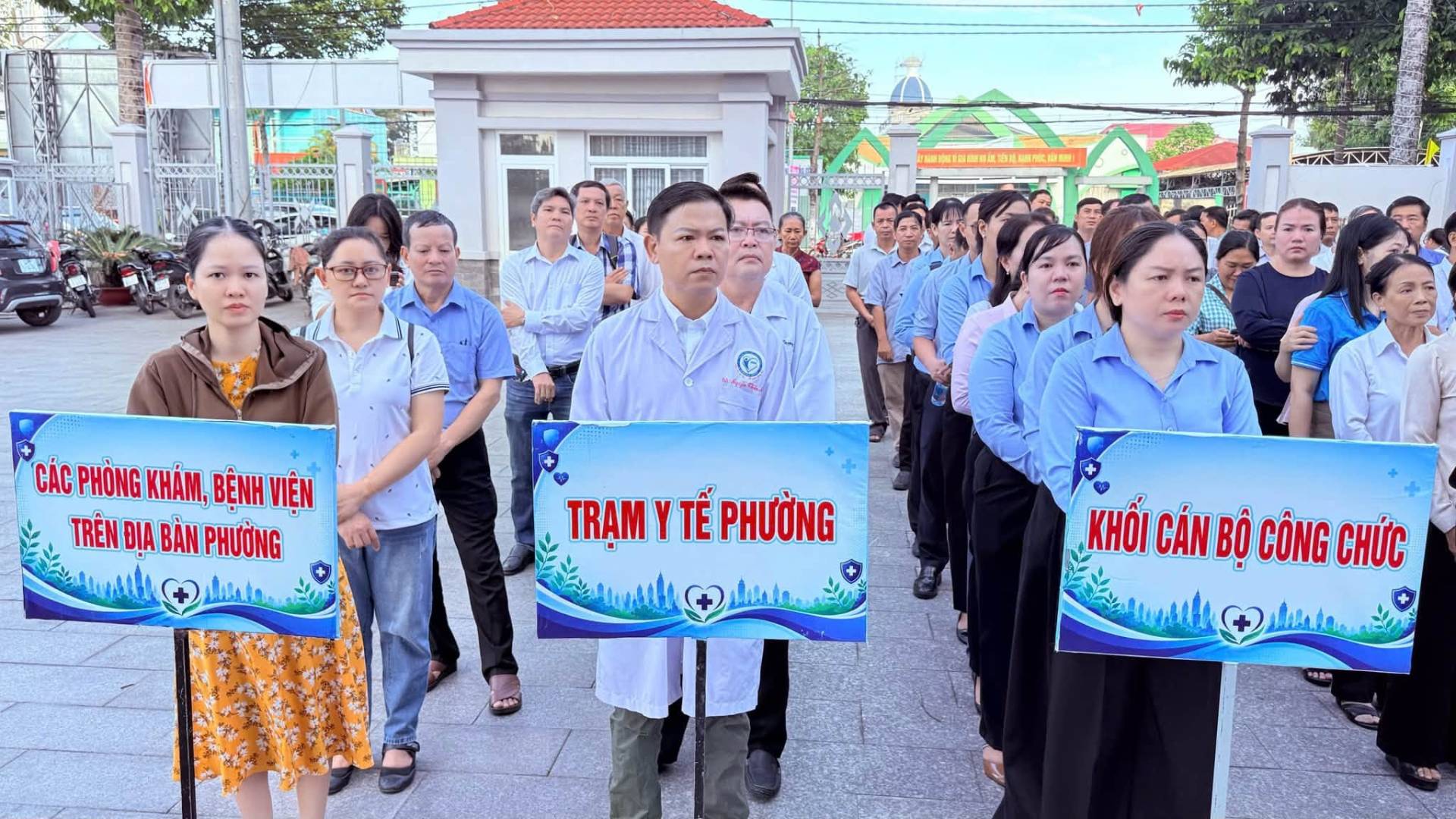 Có thể là hình ảnh về một hoặc nhiều người và văn bản