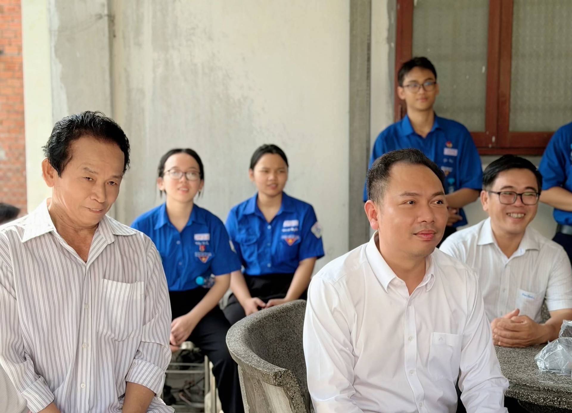 Có thể là hình ảnh về một hoặc nhiều người