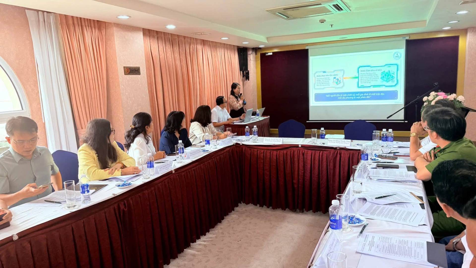 Có thể là hình ảnh về học tập, bàn và văn bản