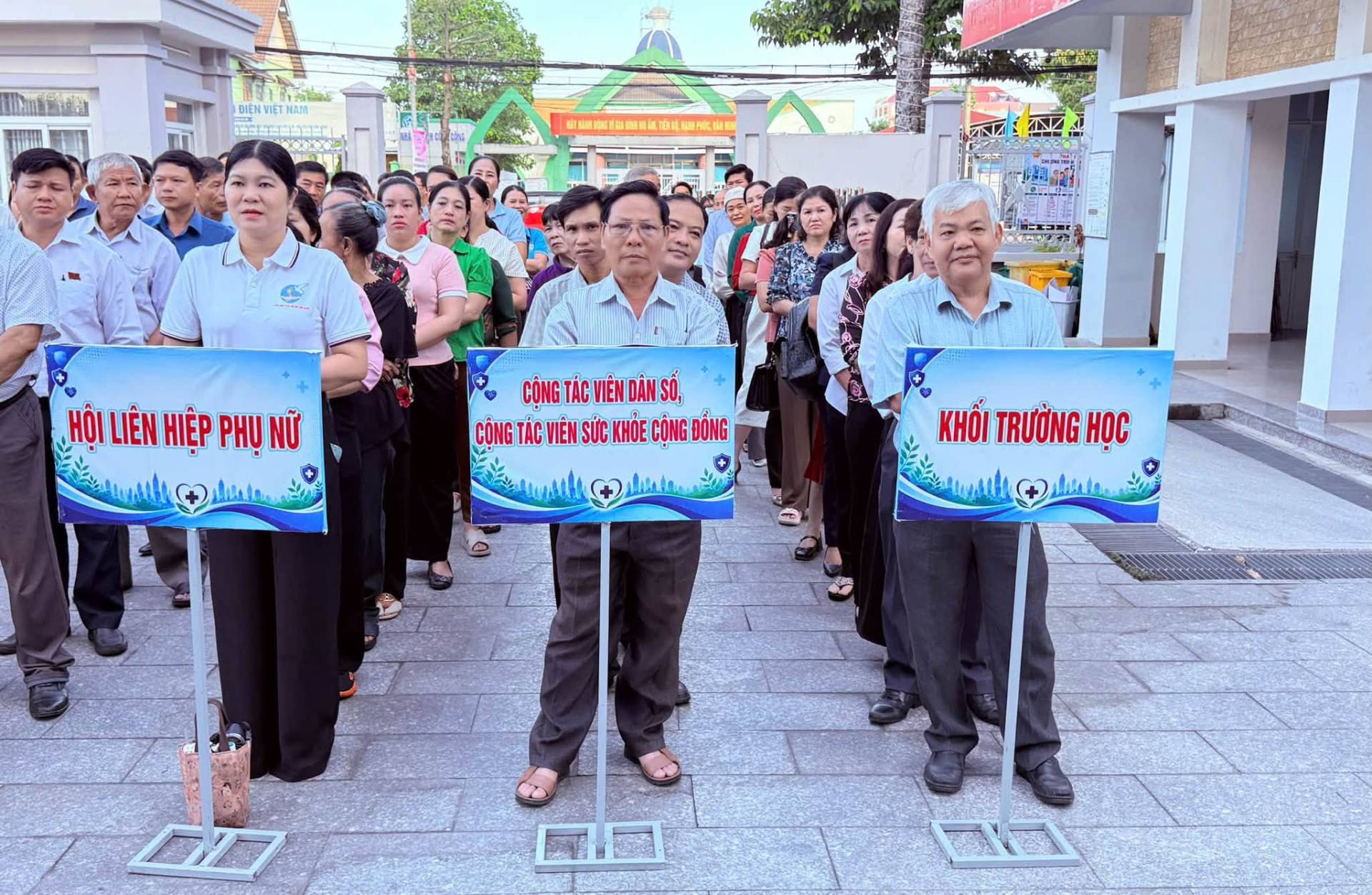 Có thể là hình ảnh về một hoặc nhiều người và văn bản