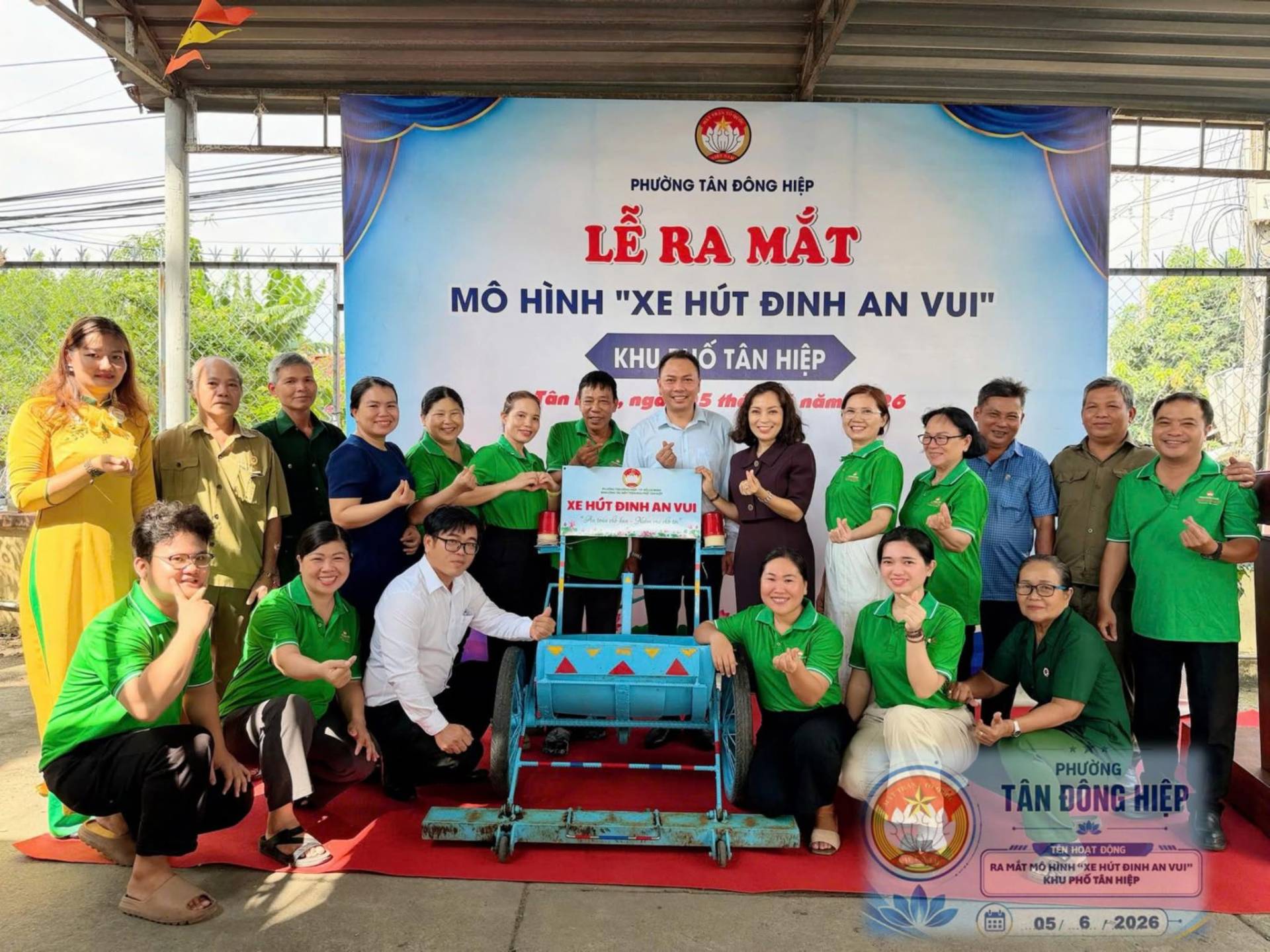 Có thể là hình ảnh về một hoặc nhiều người và văn bản cho biết '北森沙 PHƯỜNG TÂN ĐÔNG HIỆP LỄ RA MẮT MÔ HÌNH "XE HÚT ĐINH AN VUI" KHU ố TÂN HIỆP ân กตัด์ ÚTDINHA DINH AN VUI PHƯỜNG TÂN ĐÔNGHIỆP TEN TEN HOA UI KHUPHỐTÂNHIỆP 田 05 05/6./2026 6 2026'